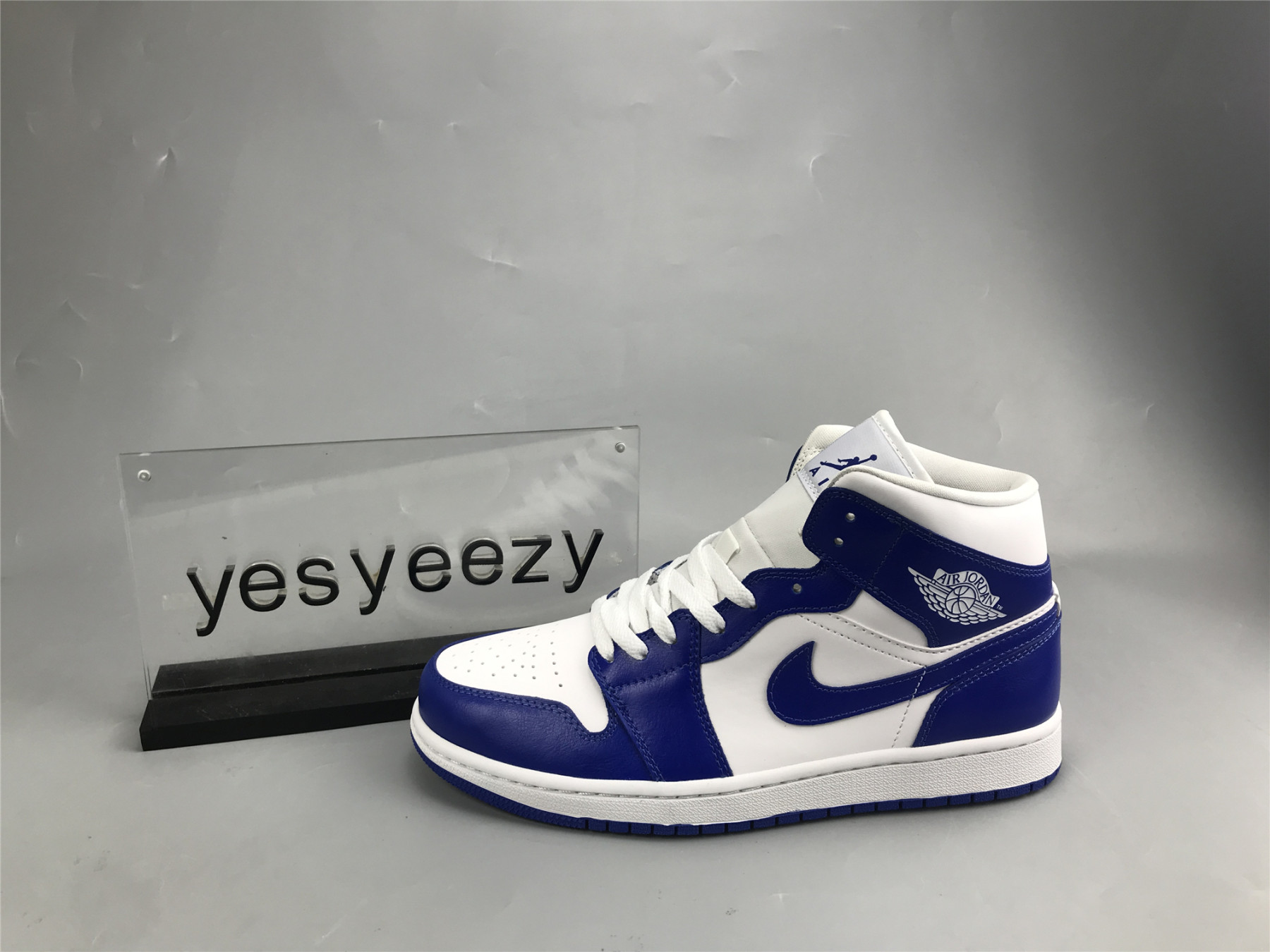 UA WMNS AIR JORDAN 1 MID