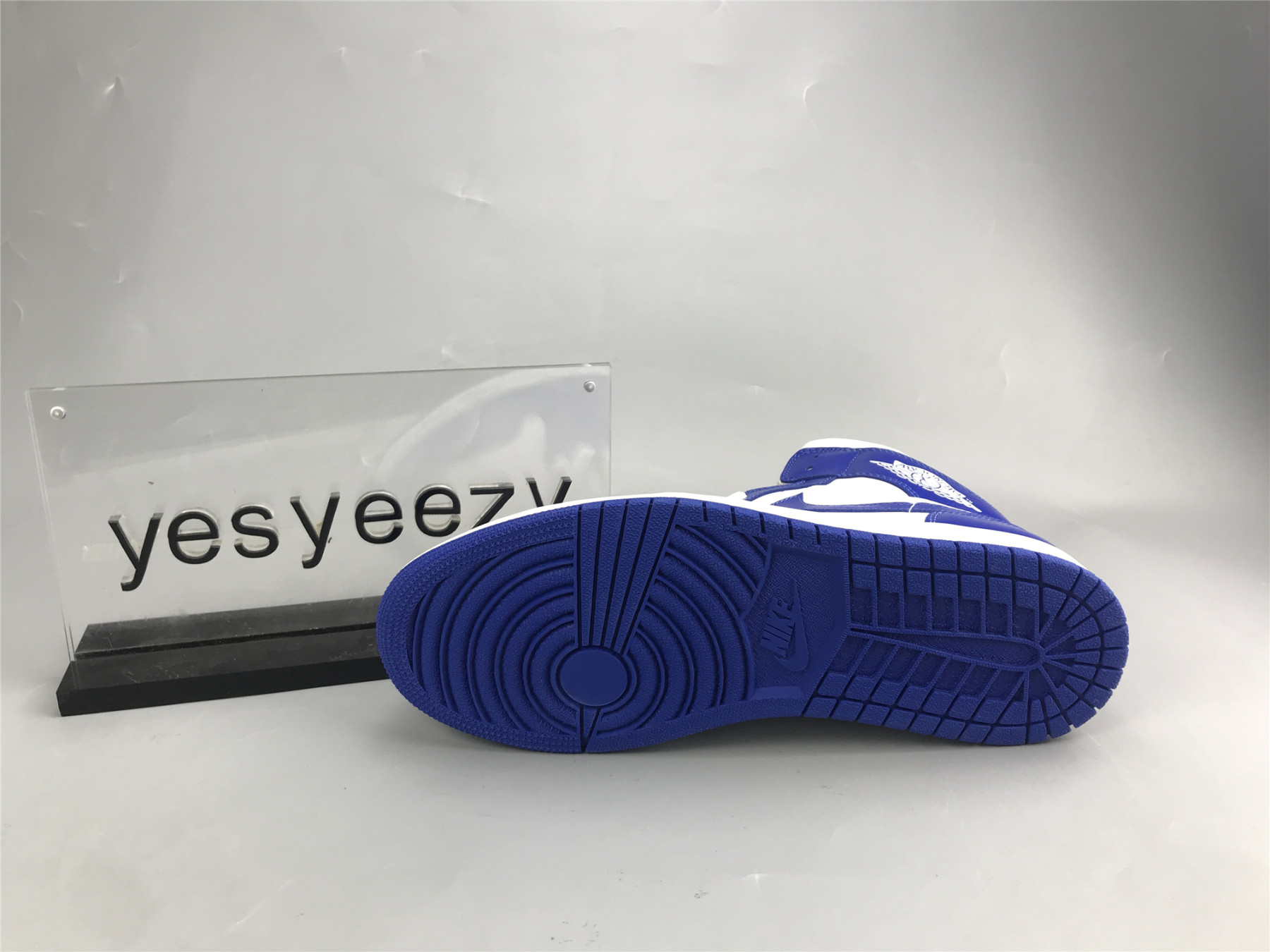 UA WMNS AIR JORDAN 1 MID