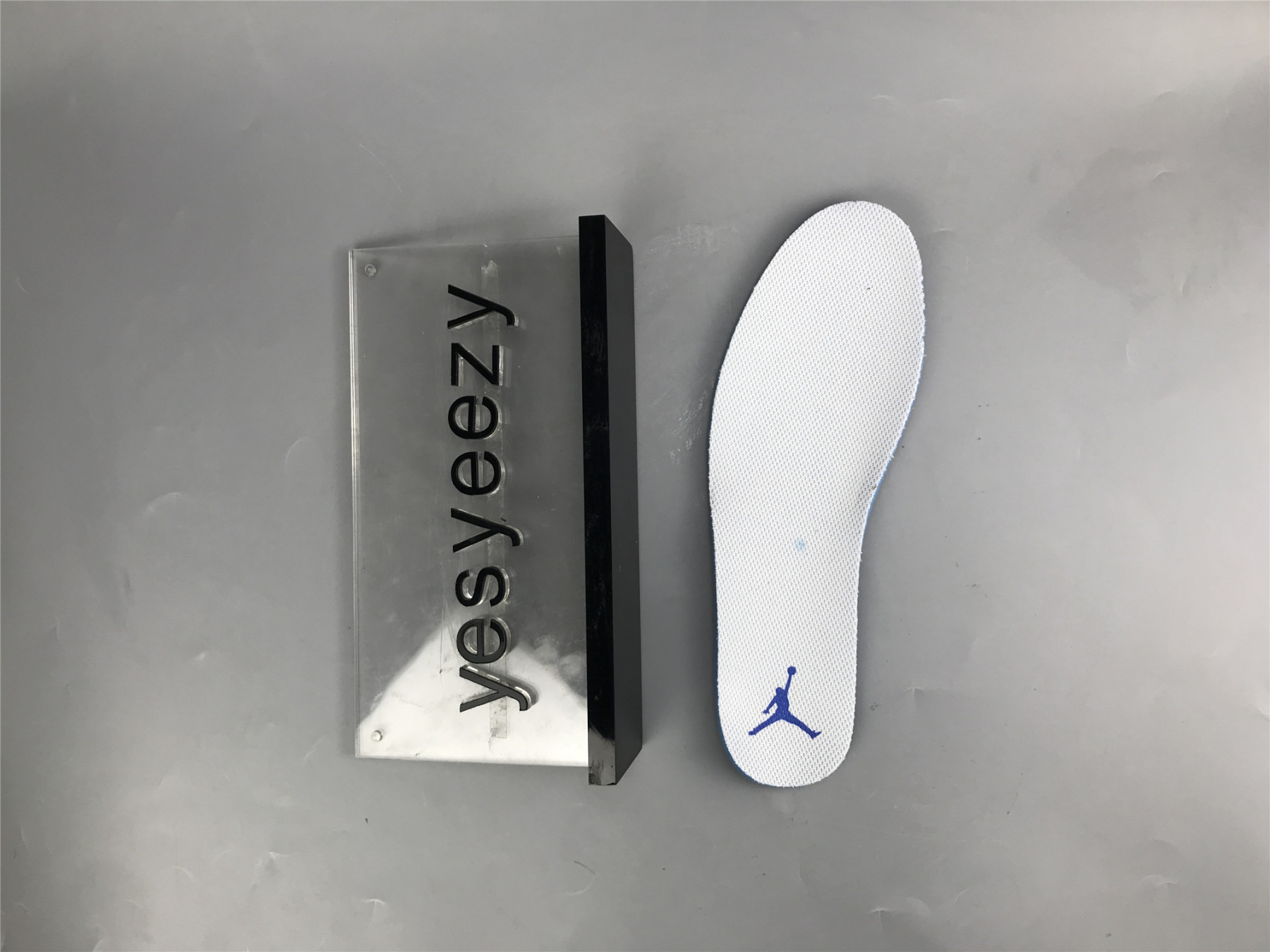 UA WMNS AIR JORDAN 1 MID