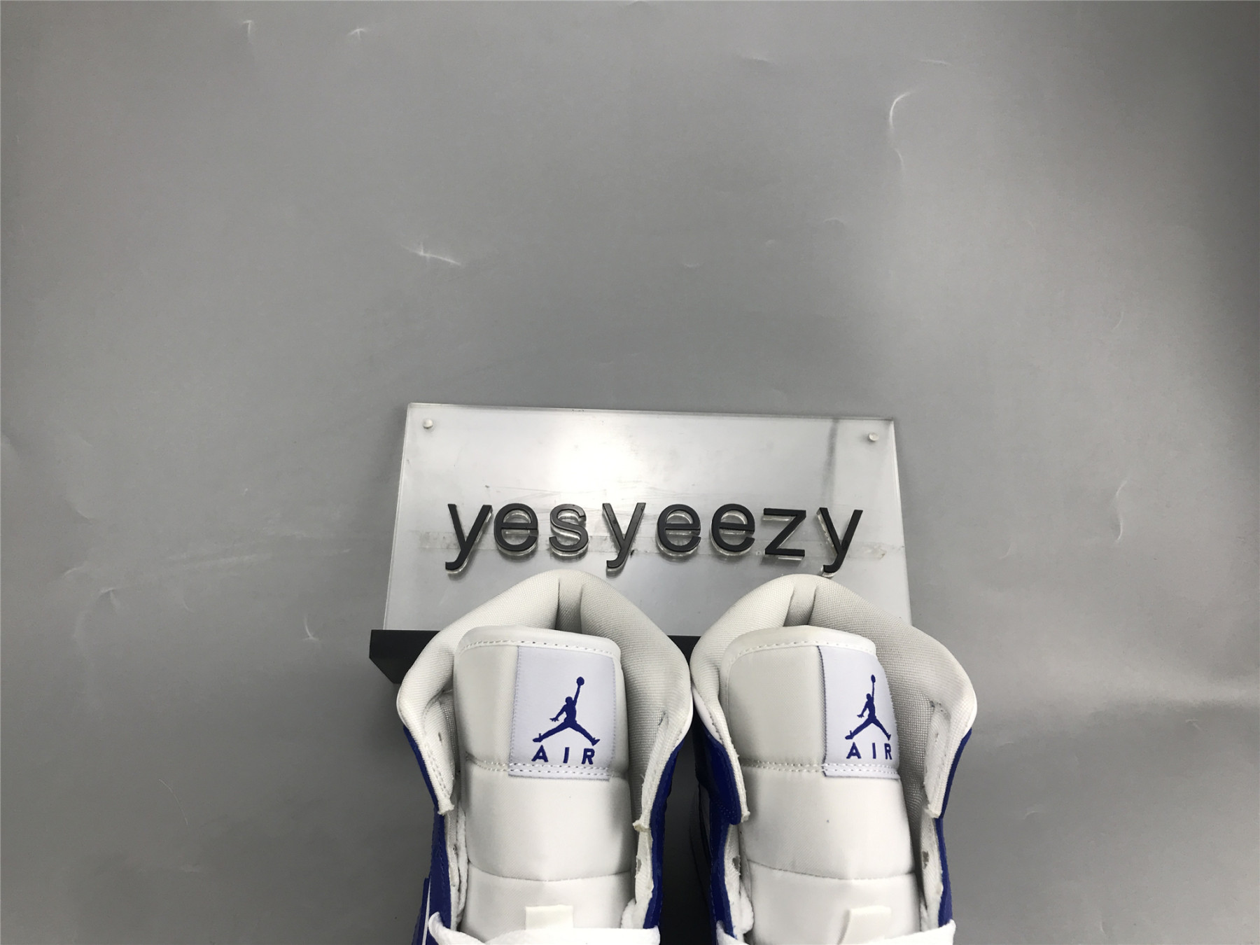 UA WMNS AIR JORDAN 1 MID