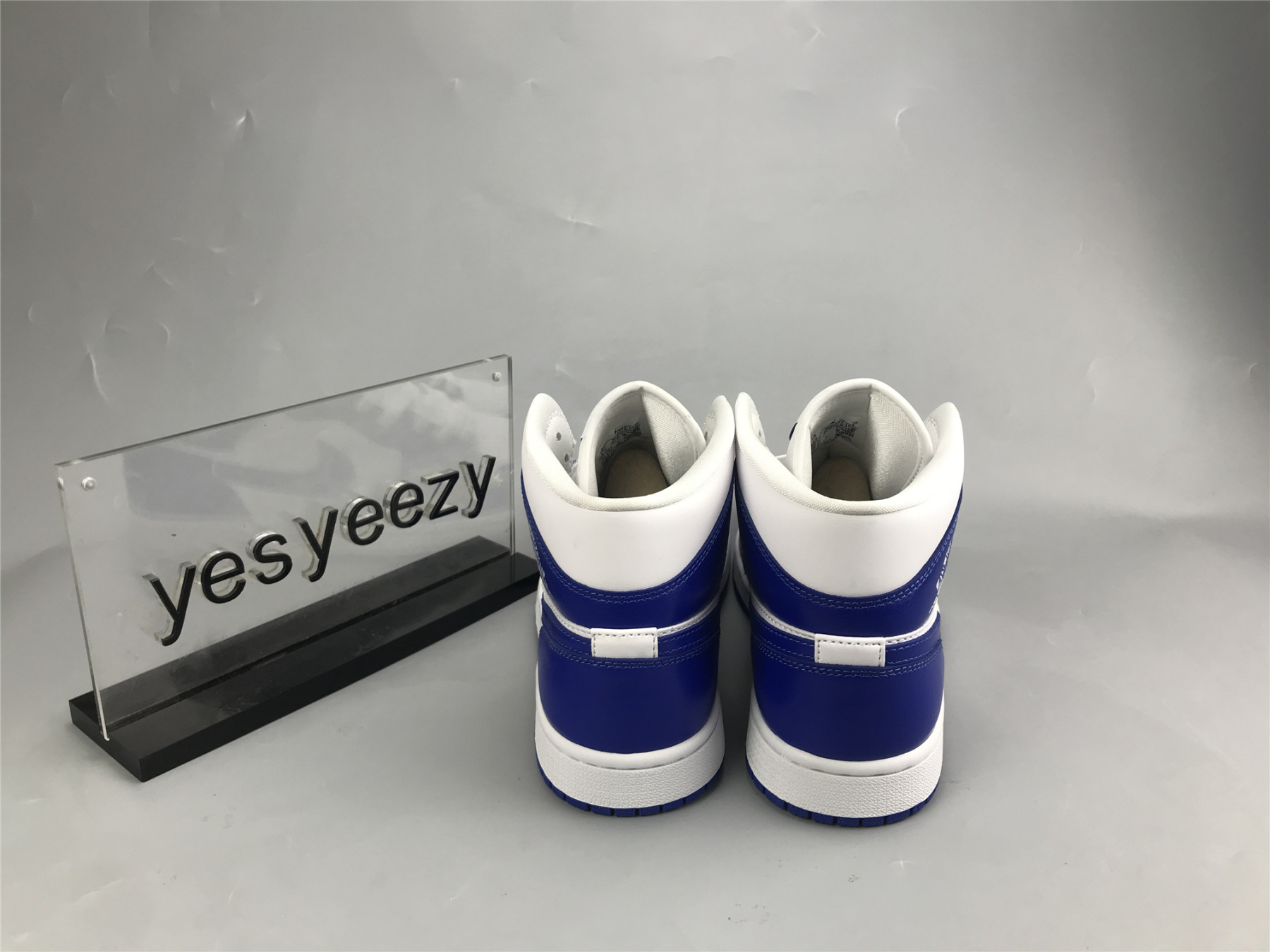 UA WMNS AIR JORDAN 1 MID