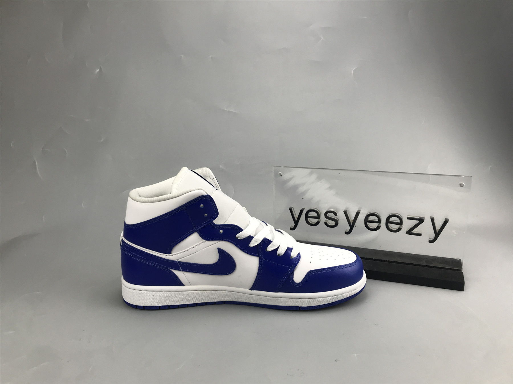 UA WMNS AIR JORDAN 1 MID