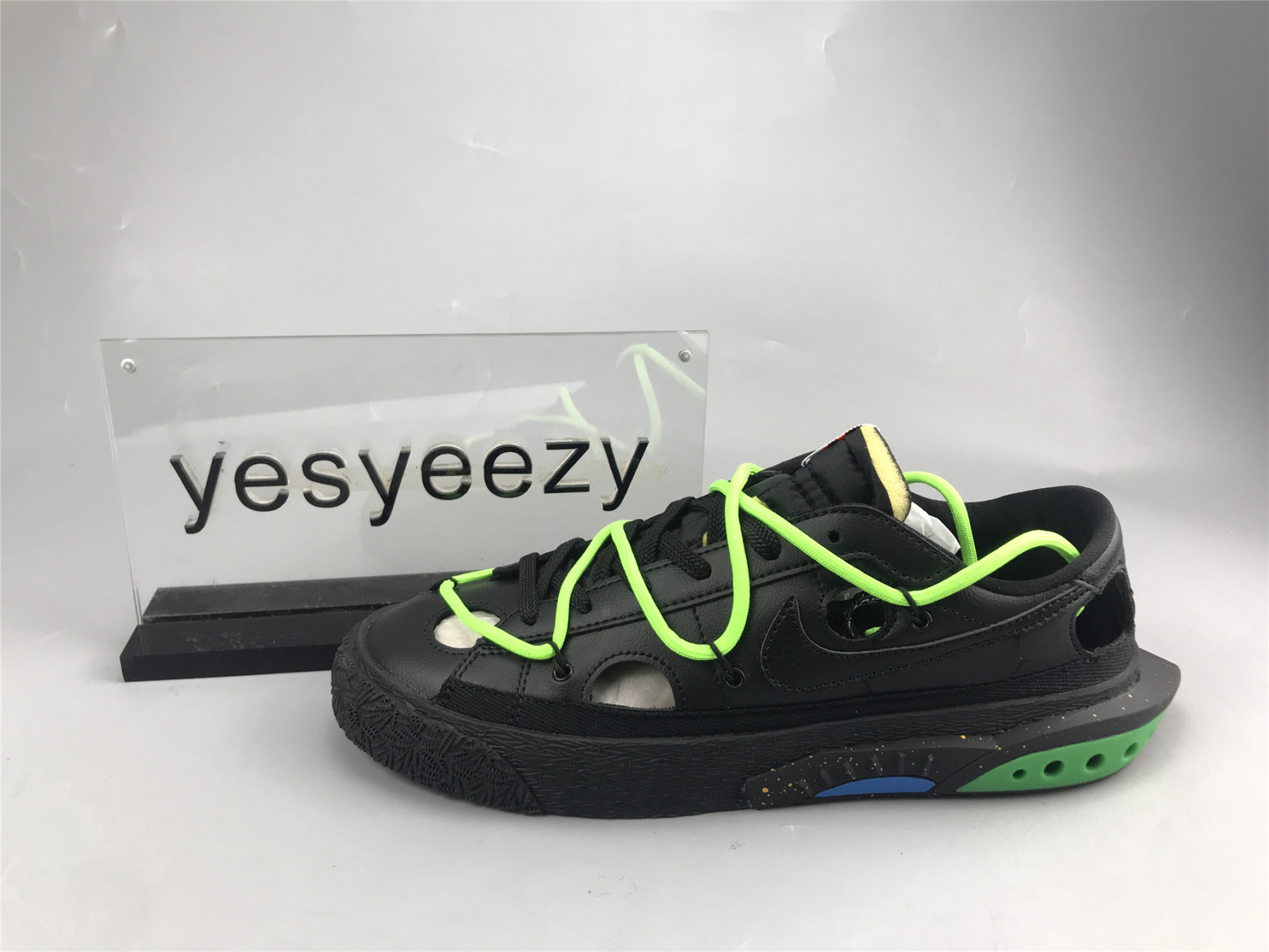 UA NIKE OFF-WHITE X BLAZER LOW