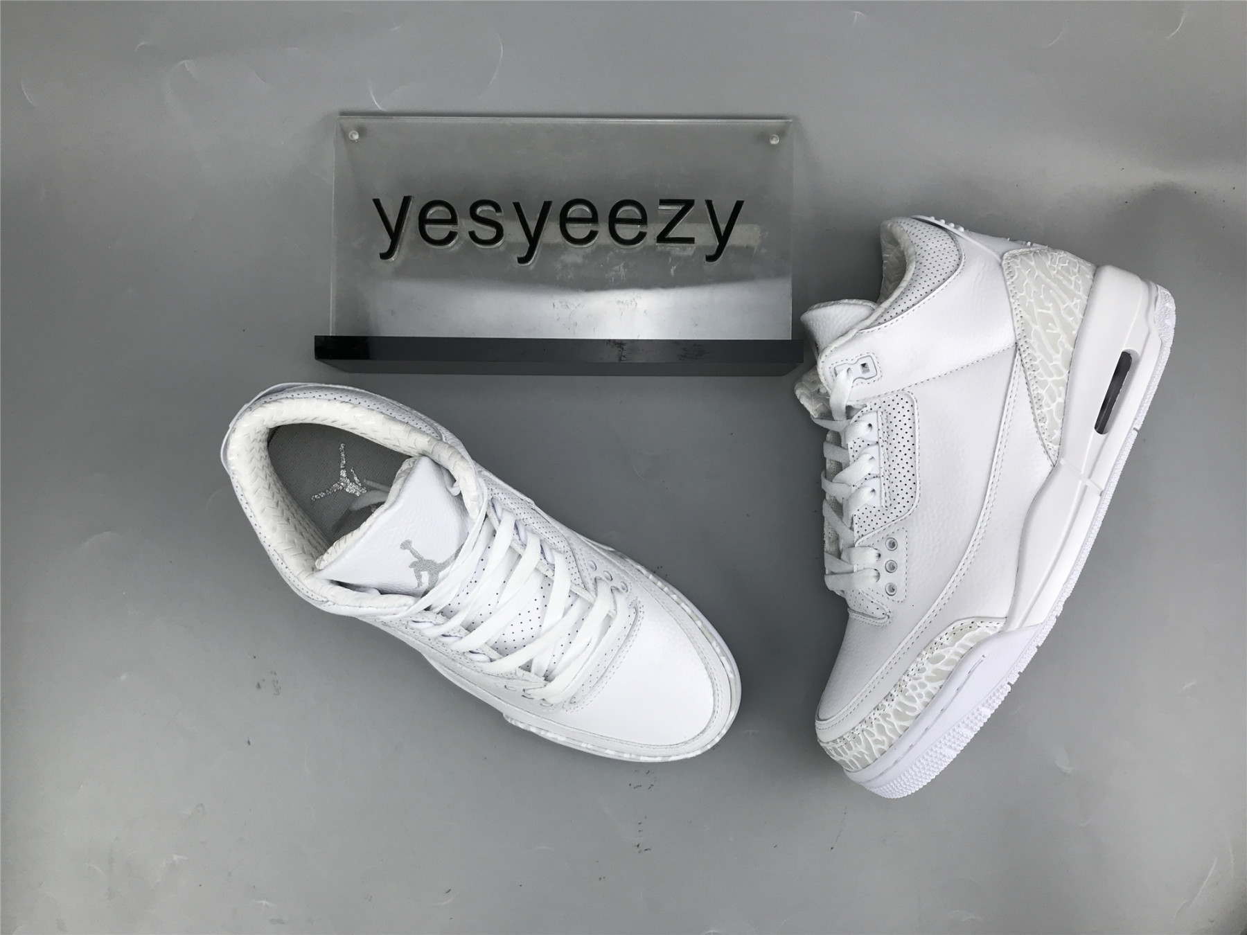 UA AIR JORDAN 3 RETRO 