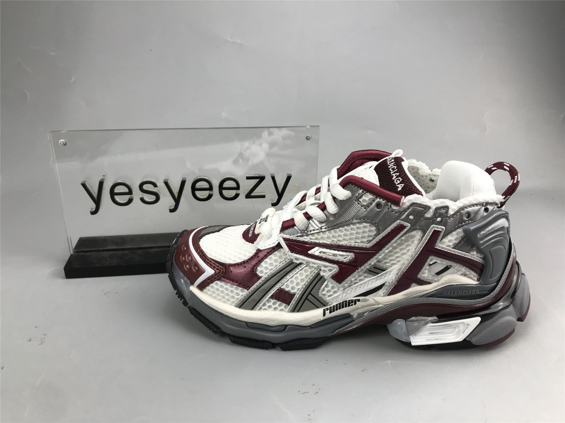 UA RUNNER GREY BURGUNDY