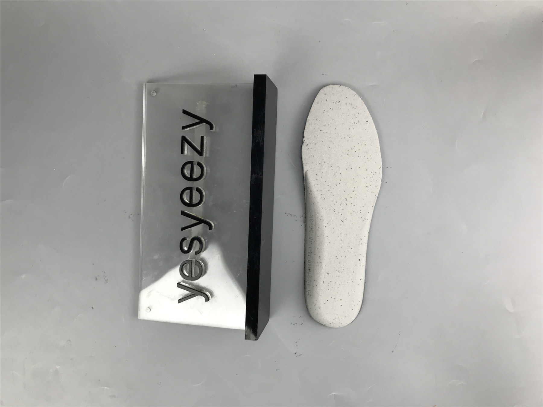 UA RUNNER GREY BURGUNDY