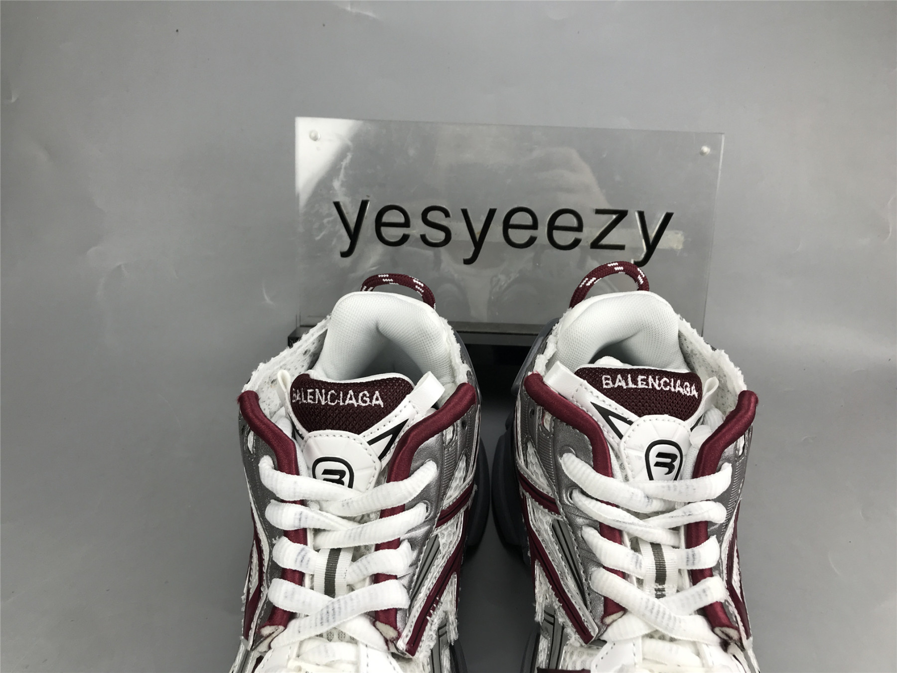 UA RUNNER GREY BURGUNDY