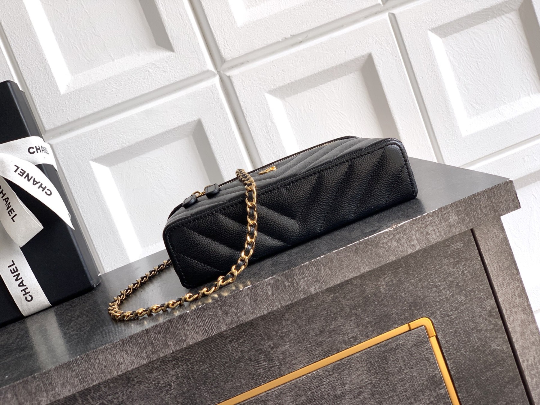 Ch**el vanity with chain ap5212 17x19.5x5cm