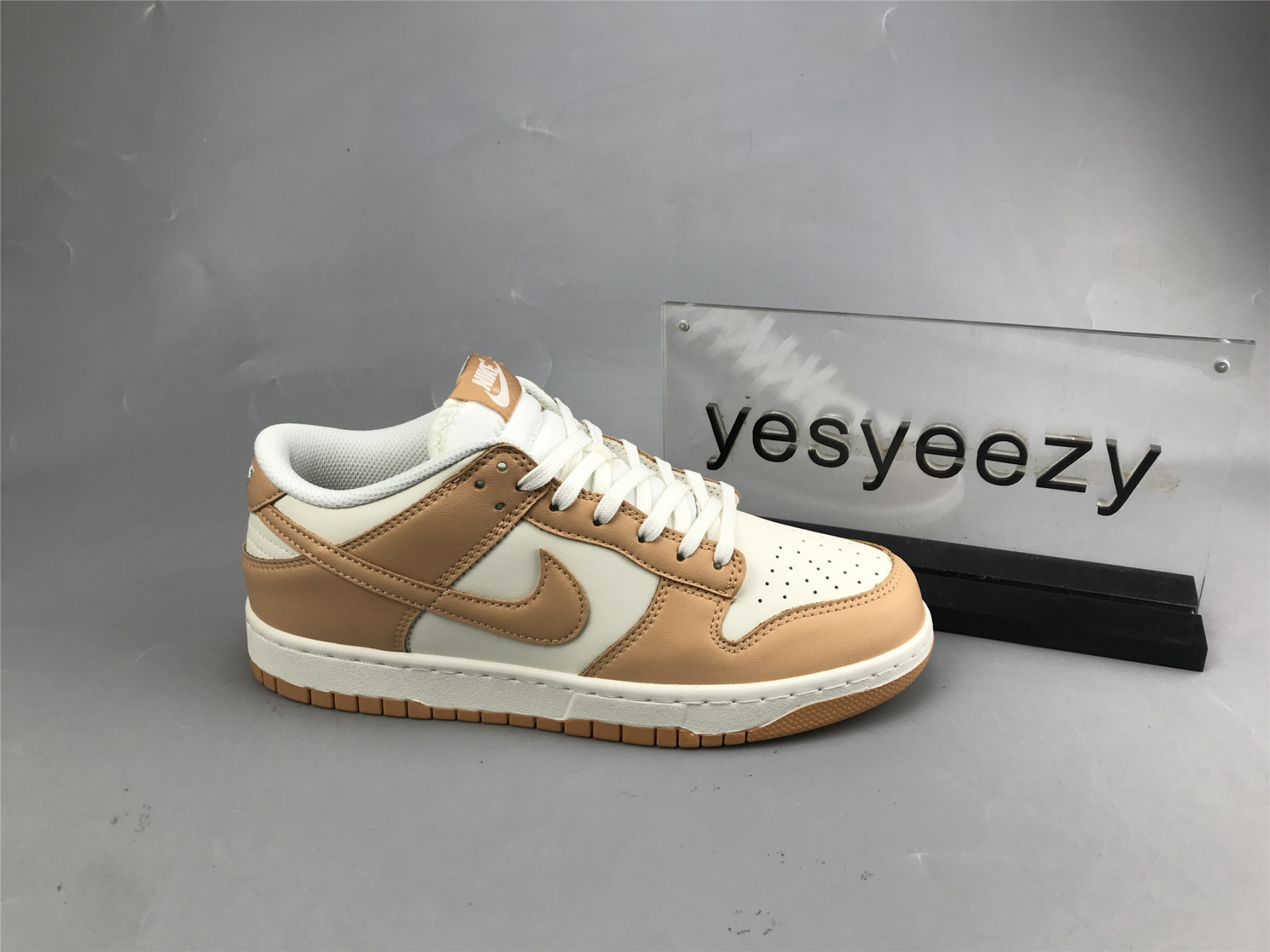 UA NIKE WMNS DUNK LOW 