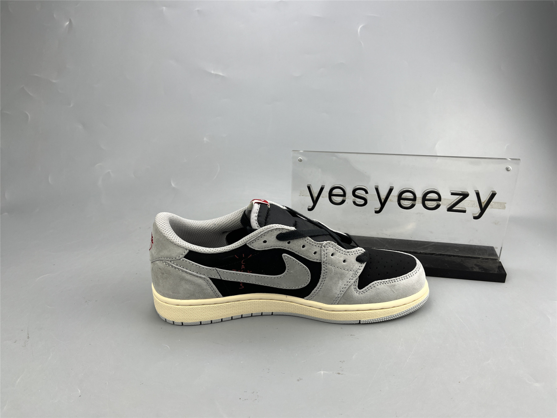 UA TRAVIS SCOTT X AIR JORDAN 1 LOW