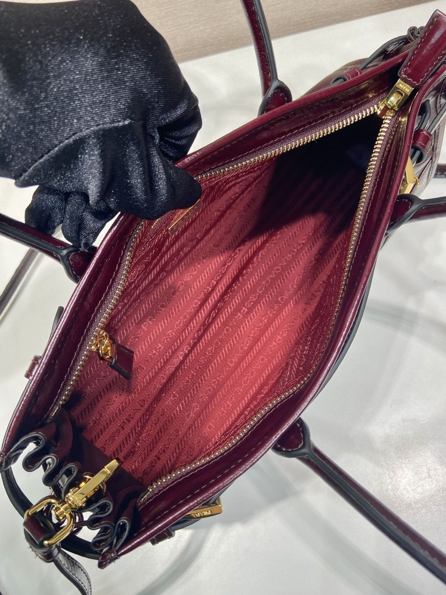 Pra*a Bonnie Medium Leather Handbag 32x15.5x12cm