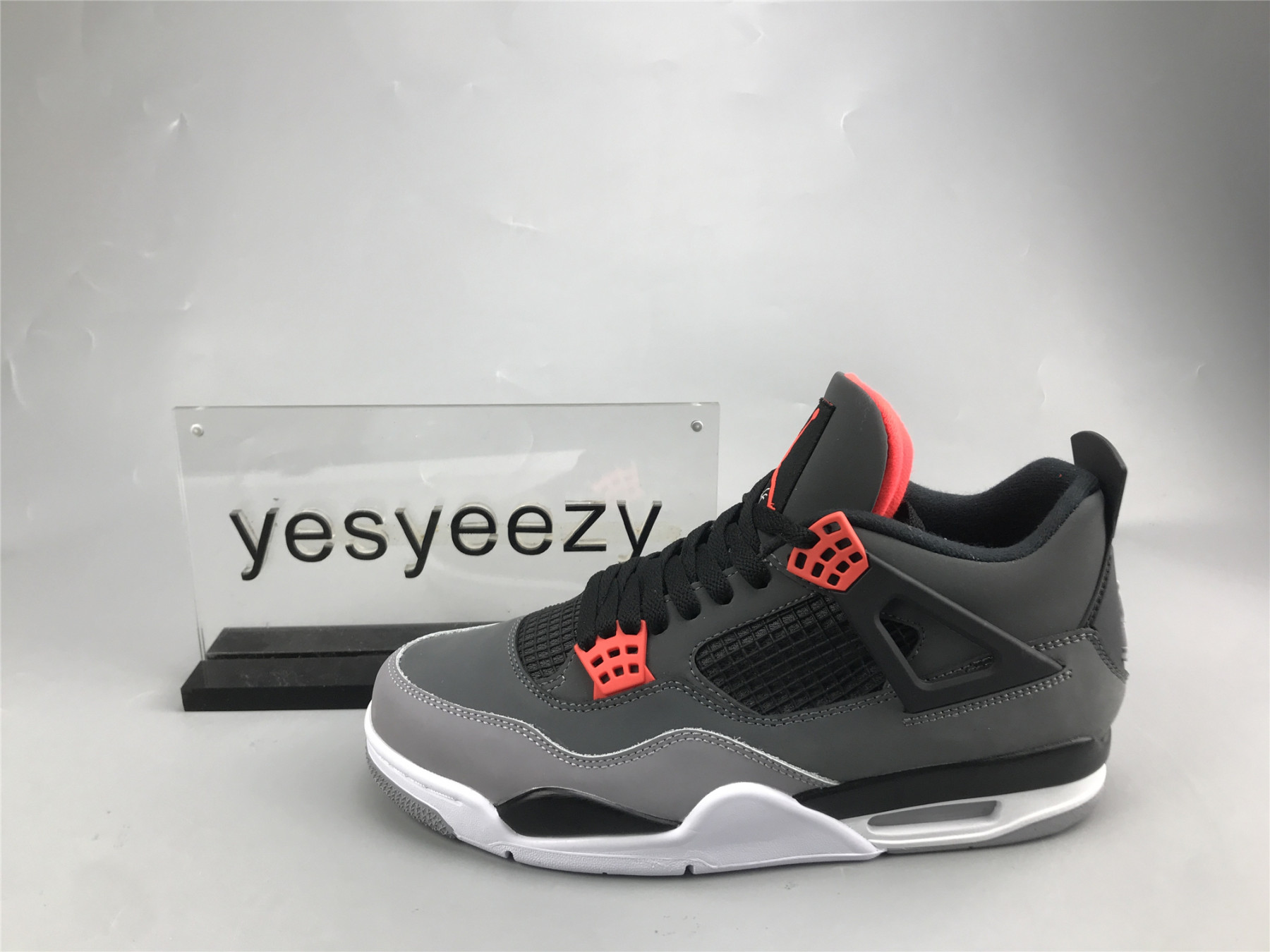 UA AIR JORDAN 4 RETRO 