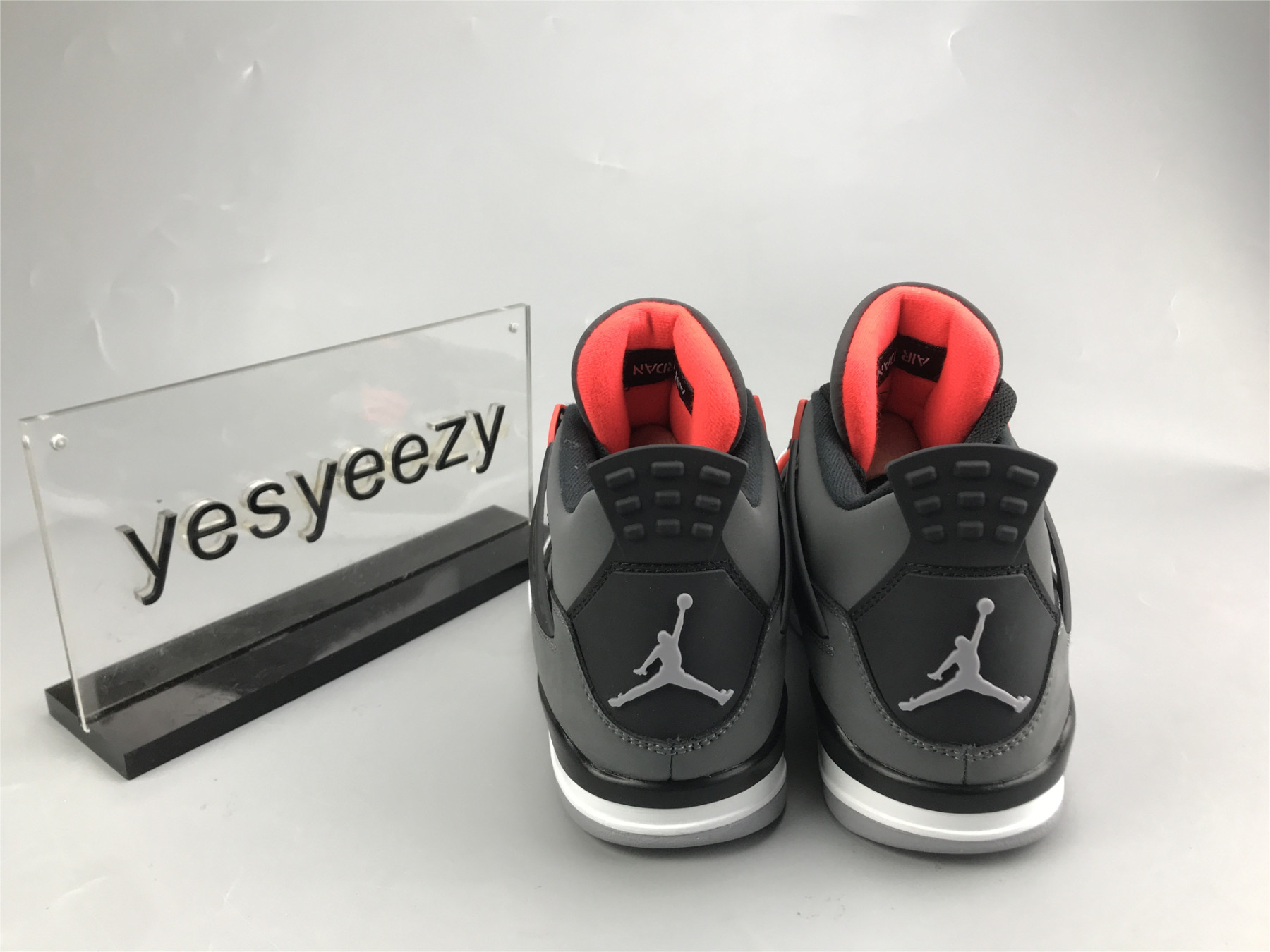 UA AIR JORDAN 4 RETRO 