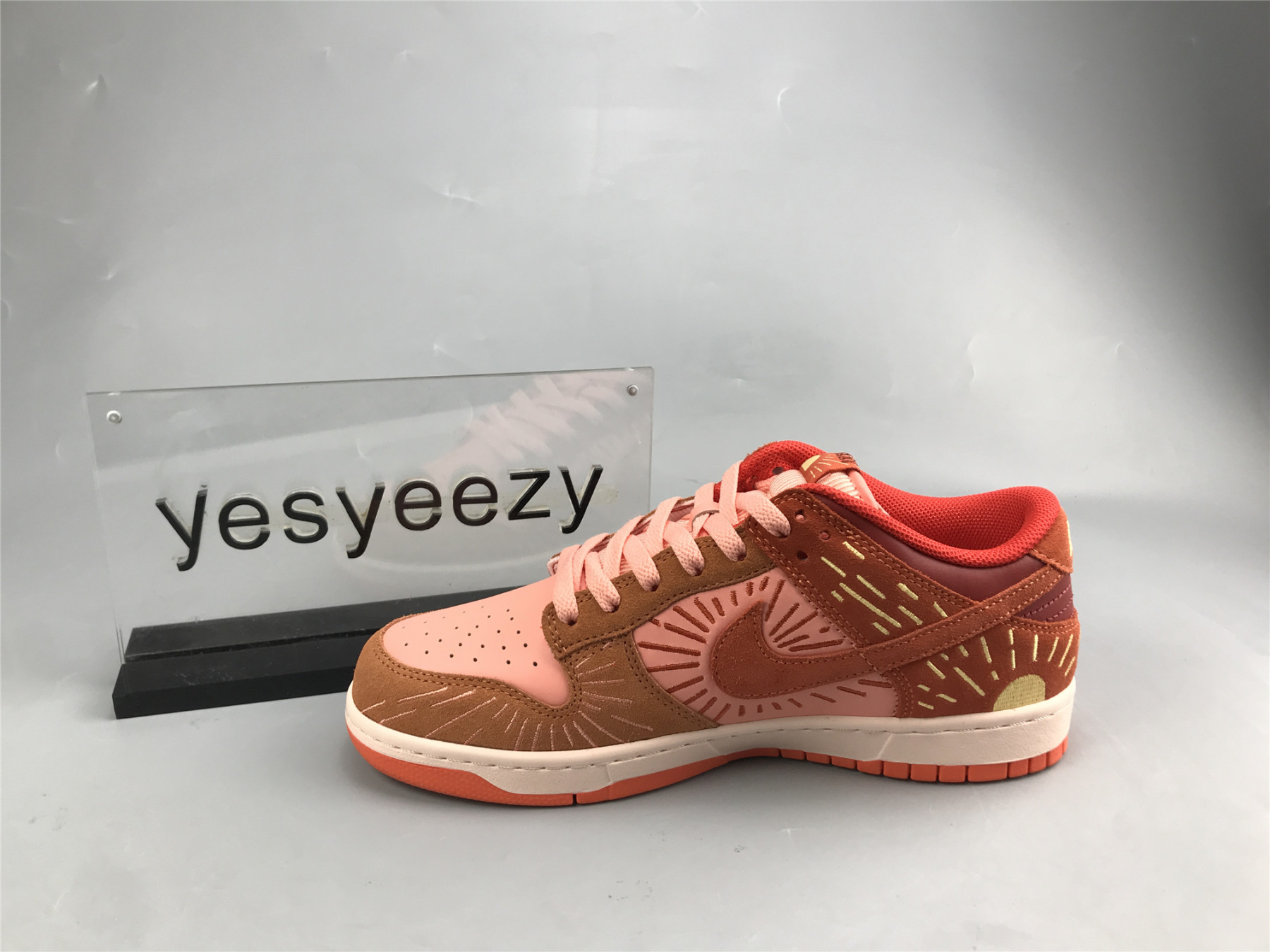 UA NIKE WMNS DUNK LOW 