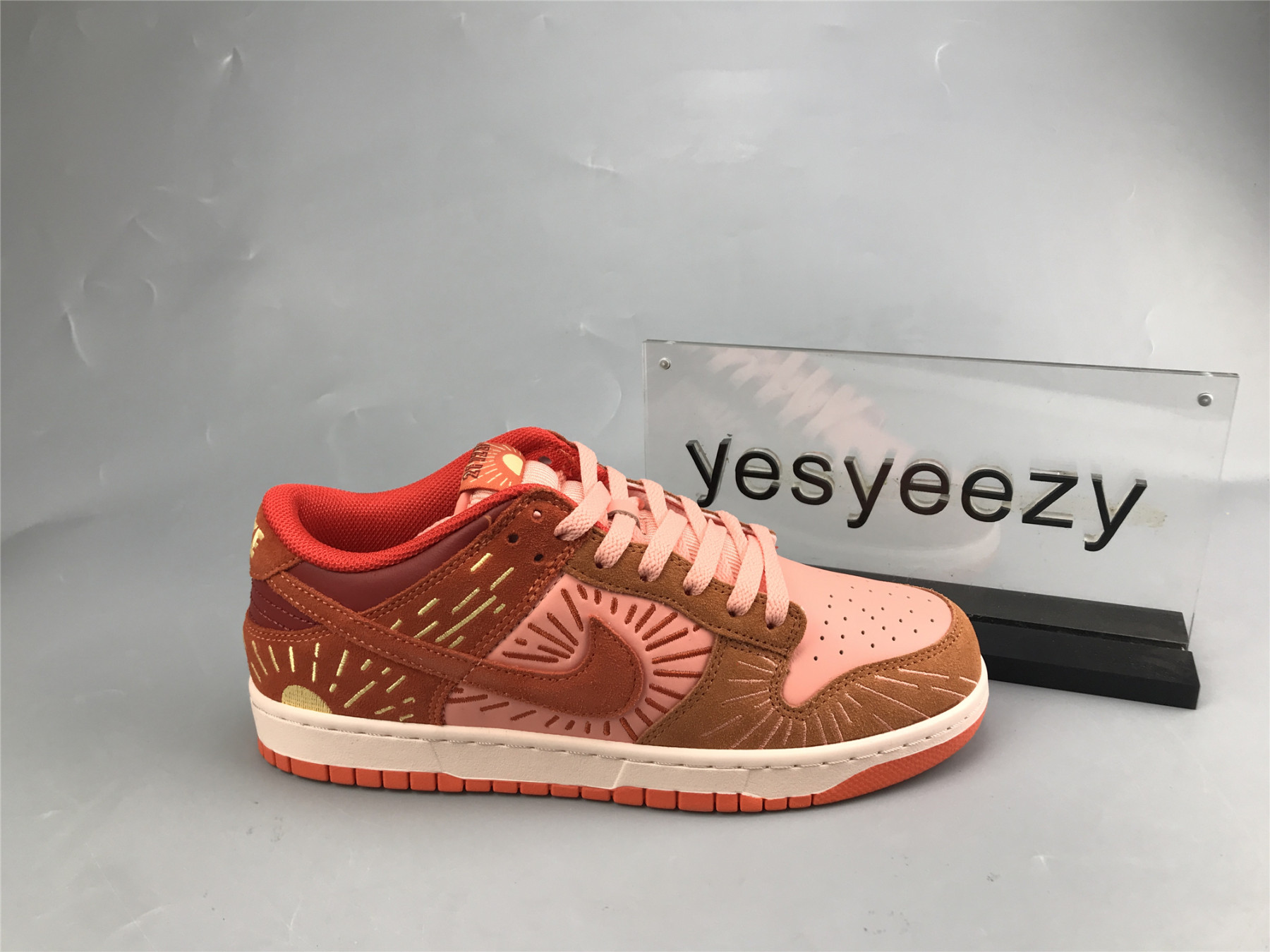 UA NIKE WMNS DUNK LOW 