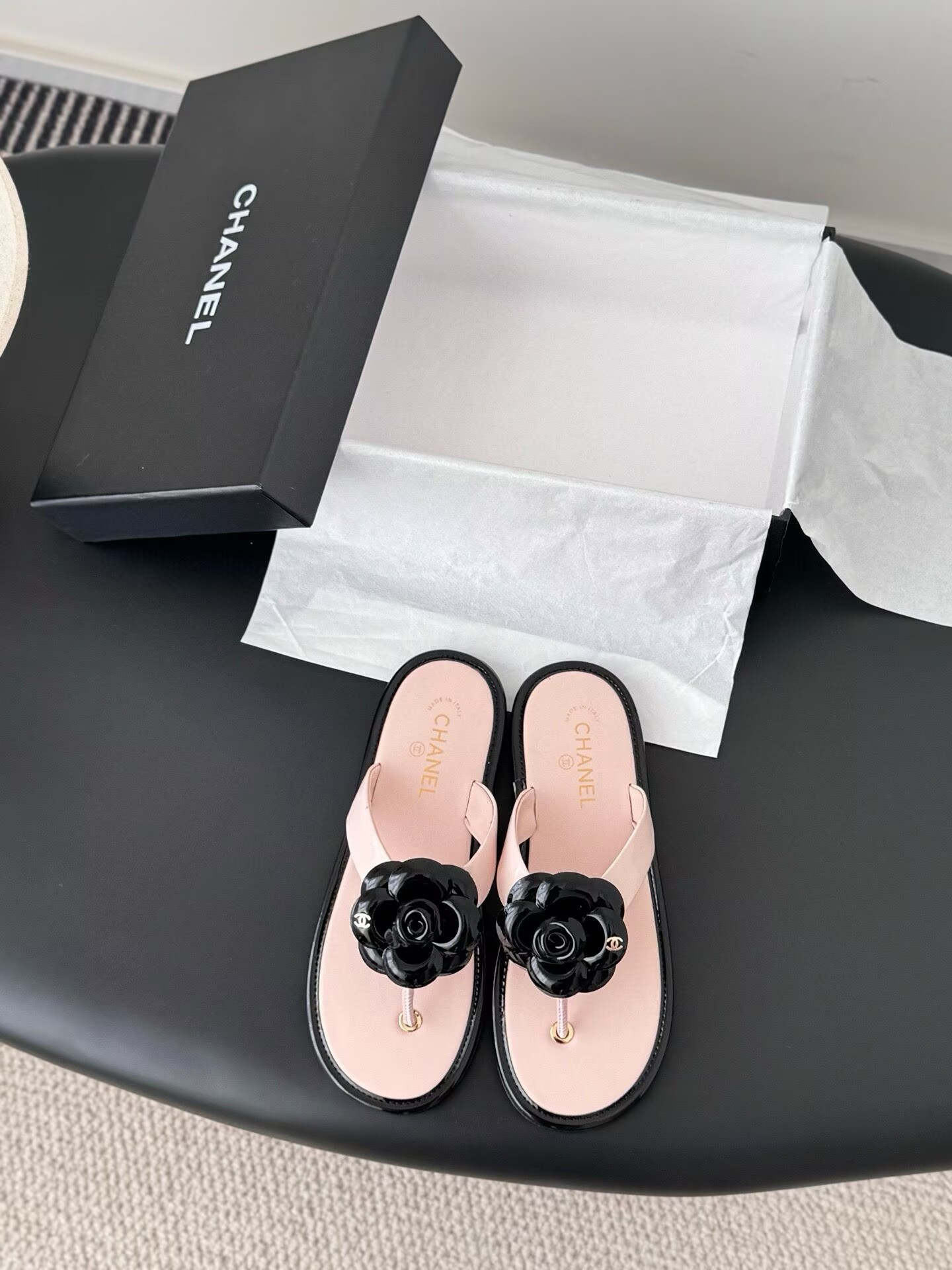 ua Ch**el thongs slides