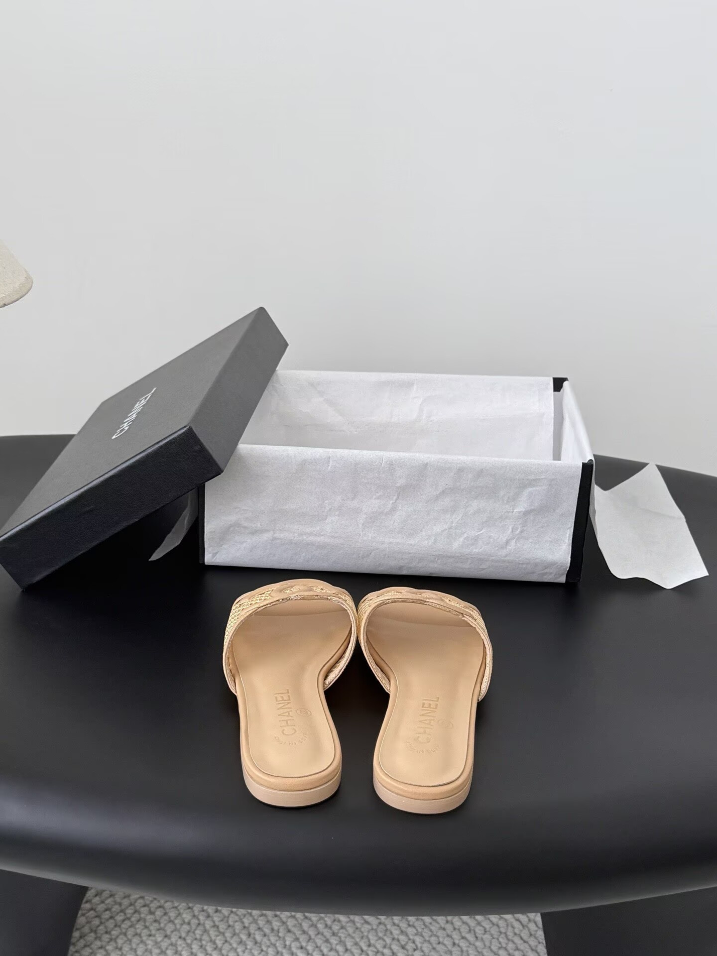 ua Ch**el sandals
