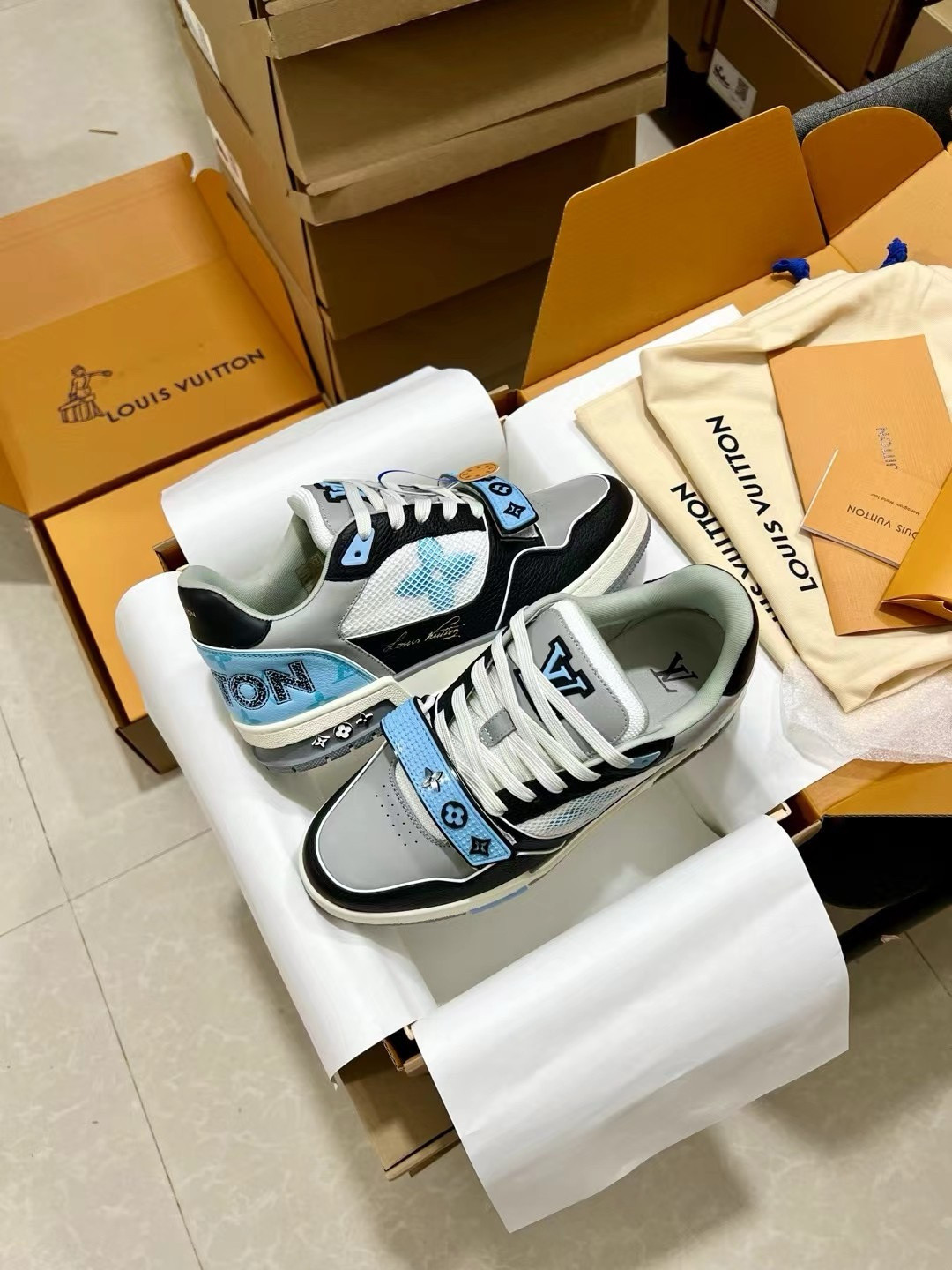 UA L0vis Vvtt0n LV Trainer Blue Grey Black