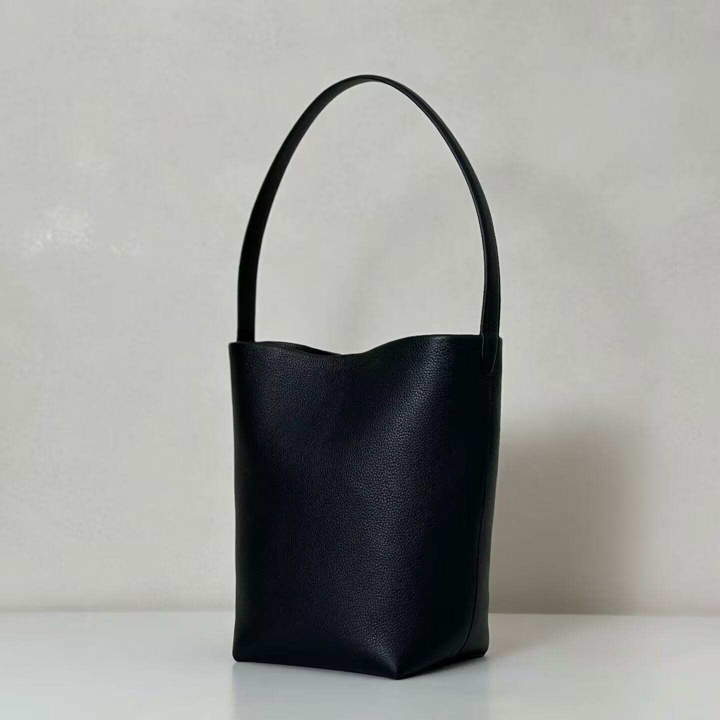 The R0w Medium N/S Park Tote Bag in Leather 16.5x16.5x28cm