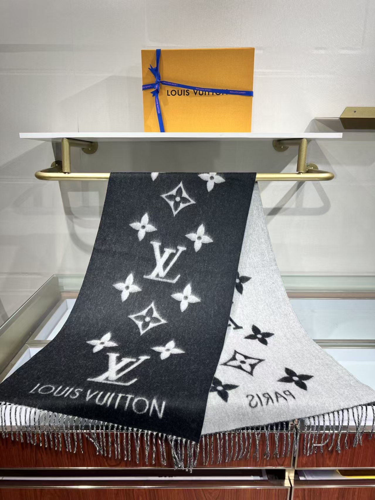 Louis Vuitton Reykjavik scarf