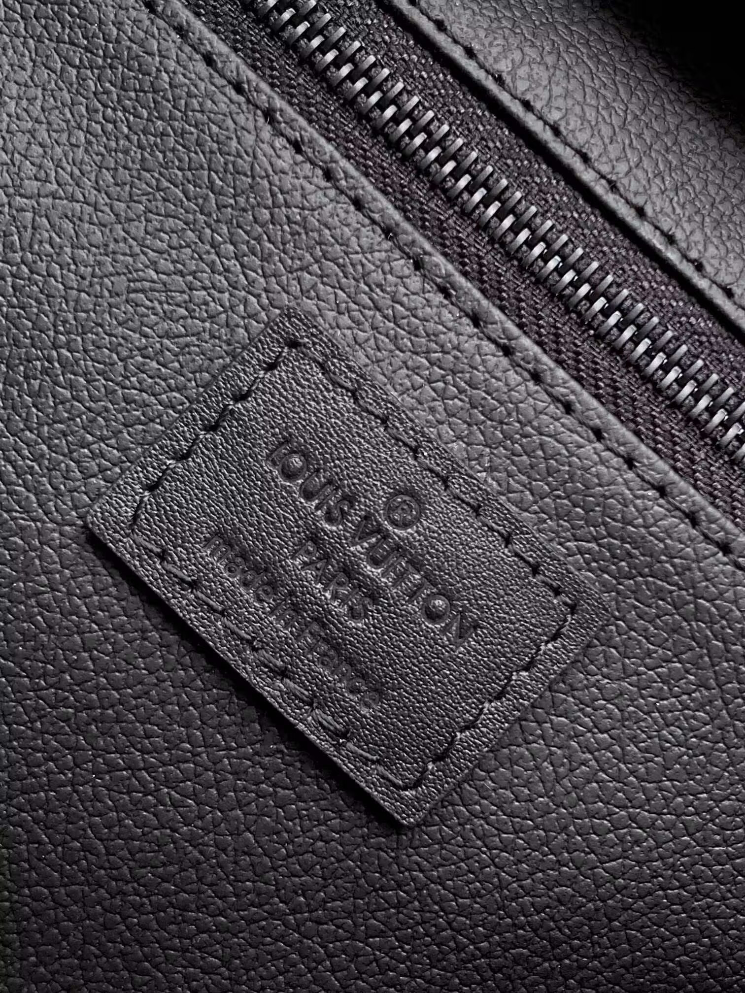 LV DOPP KIT Toilet Bag M59478 15x16.5x28cm