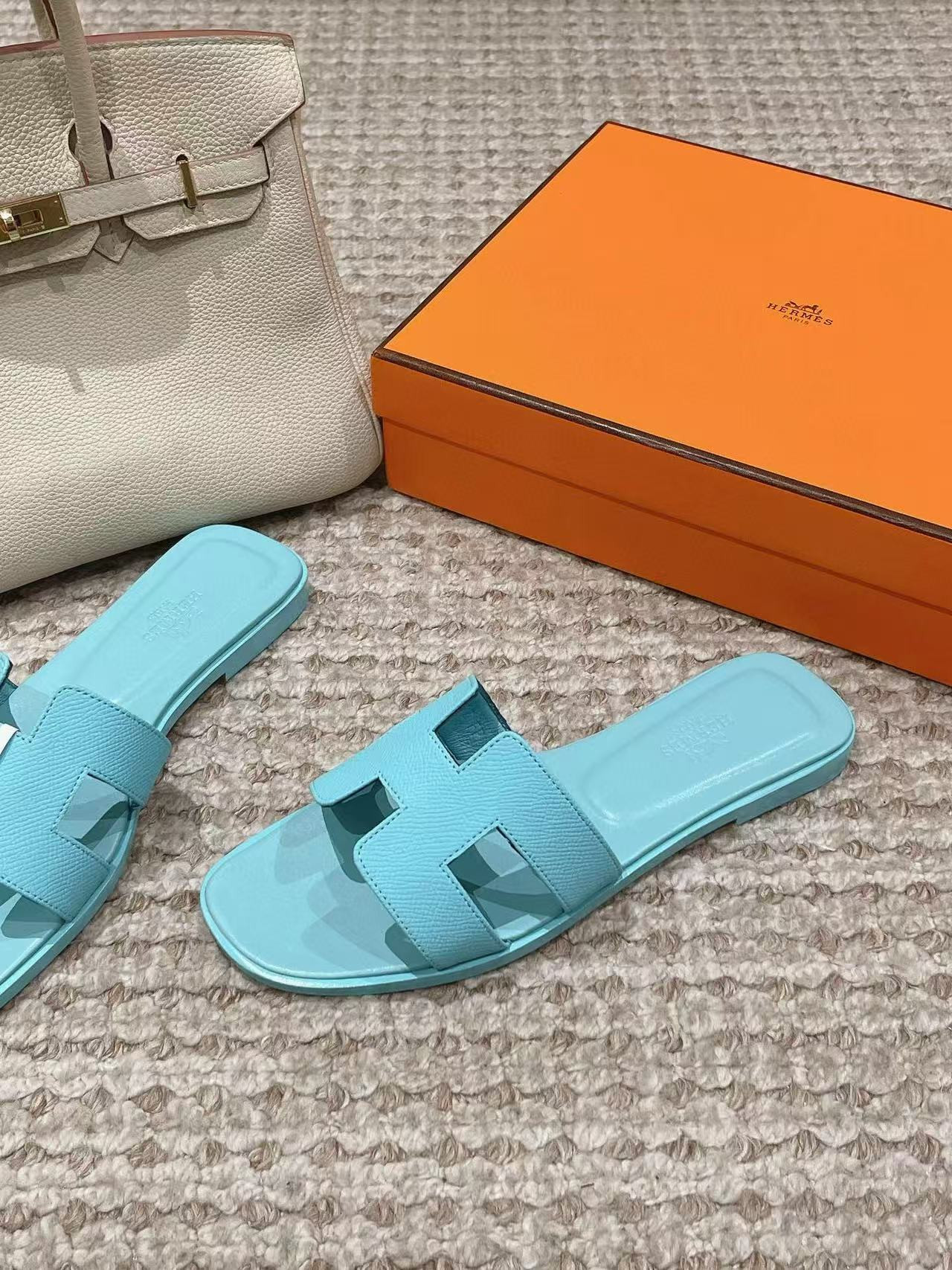 UA H**me5 Oran sandal