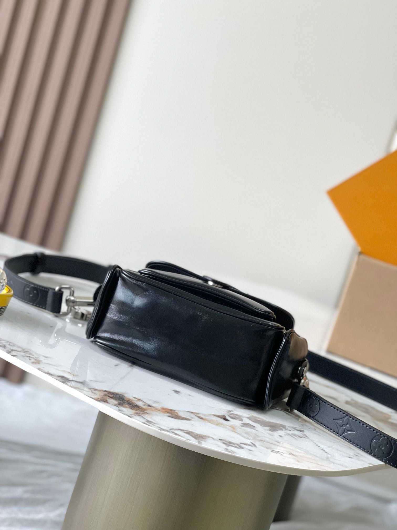 LV Cargo Wearable Wallet M13989 23x14x10cm