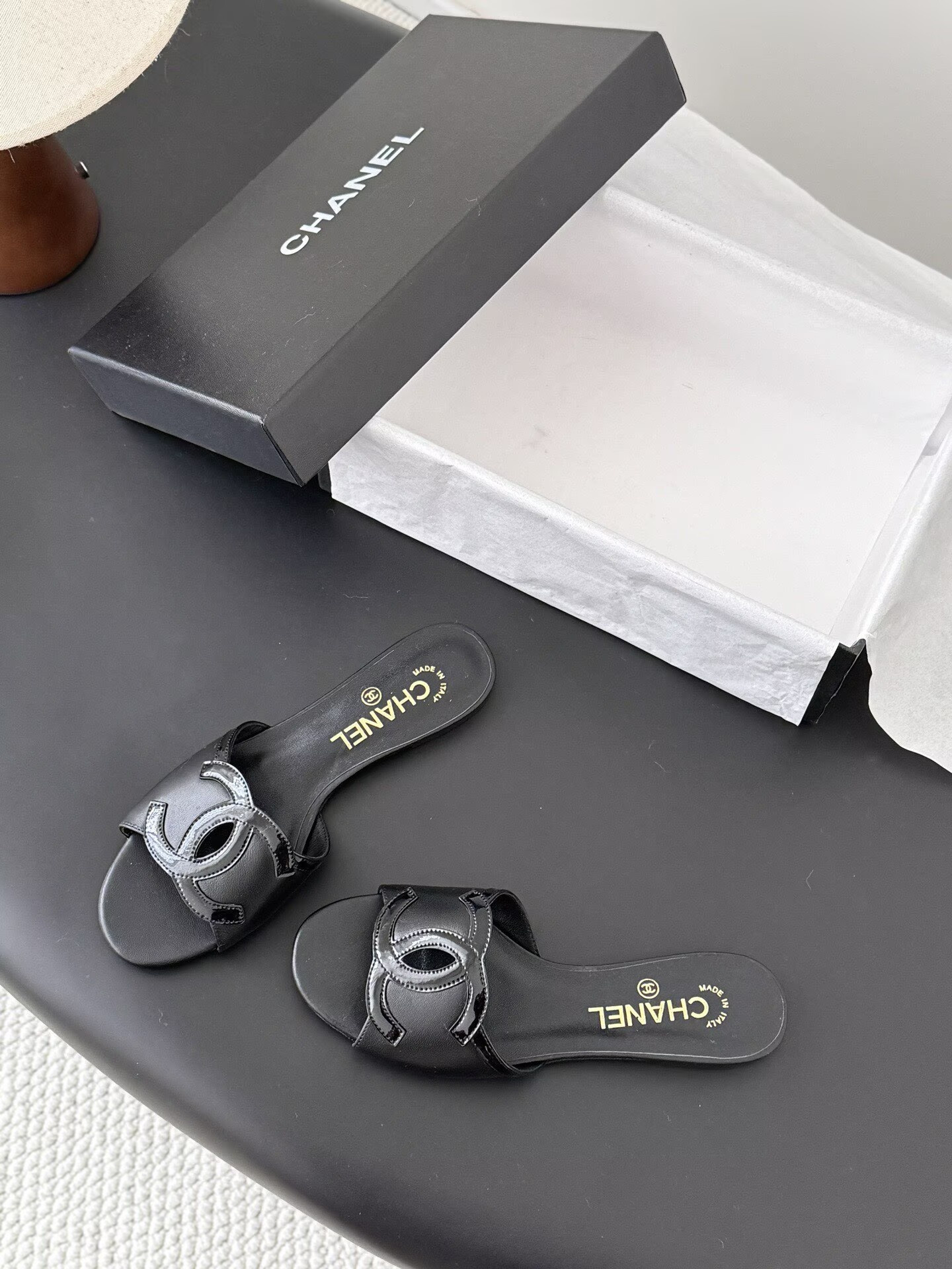 ua Ch**el sandals