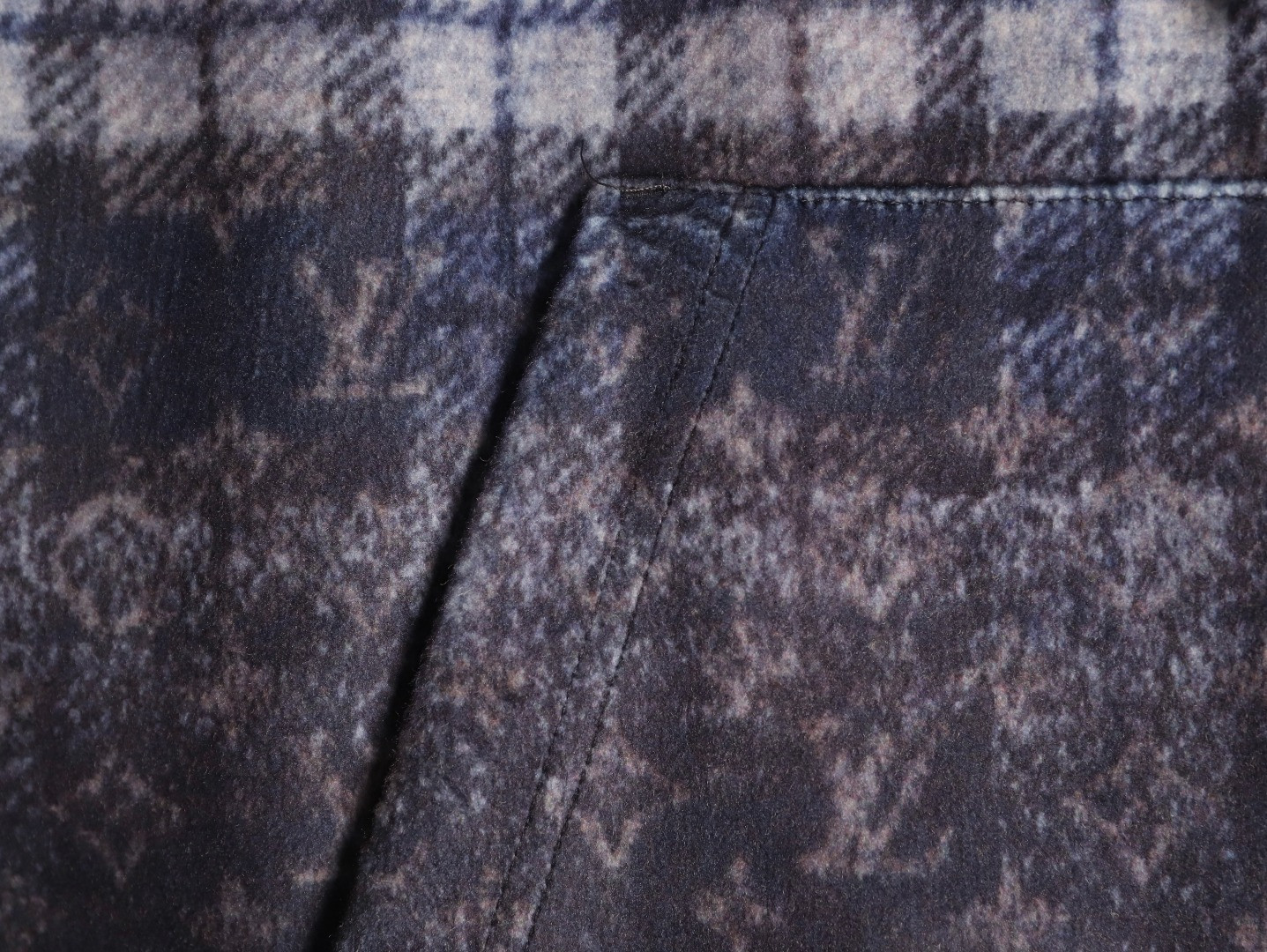 L0vis Vvtt0n Hoodies