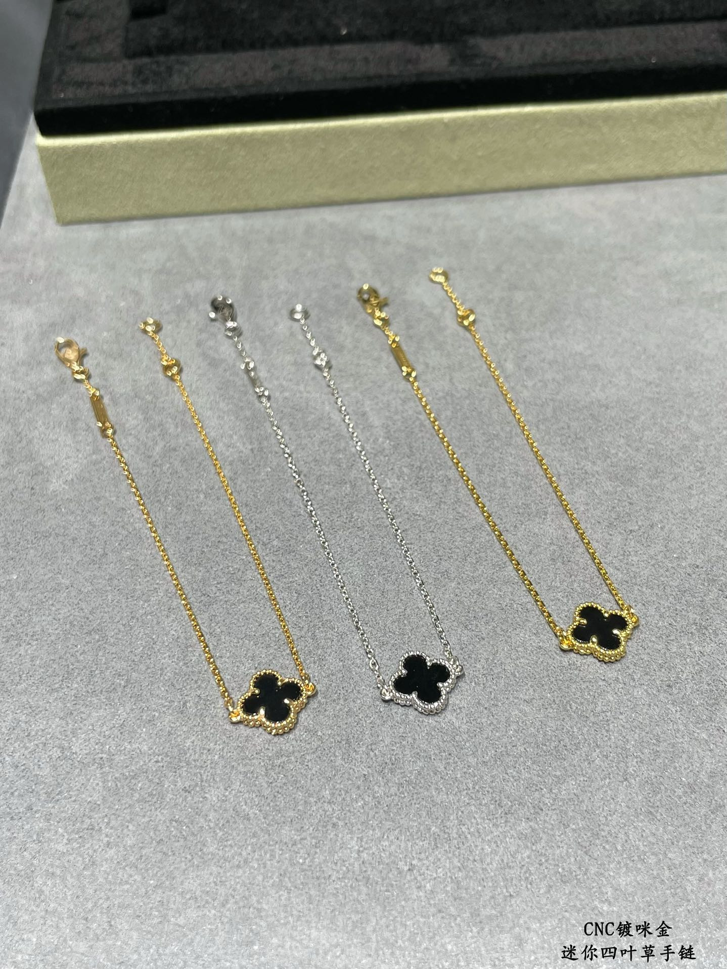 V*n Cl**f & Arpels Mini High-grade Black Onyx Clover Bracelet