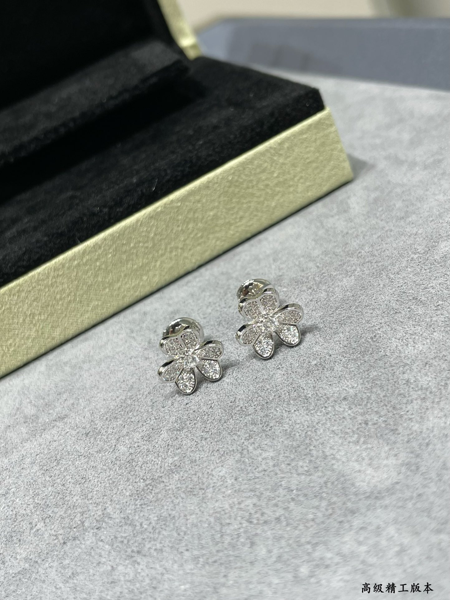 V*n Cl**f & Arpels Mini D1am0nd Clover Earrings