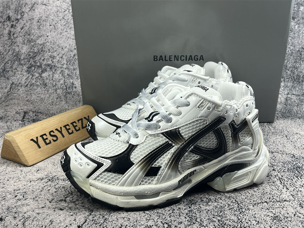 ua Ba1en*iaga runner sneaker