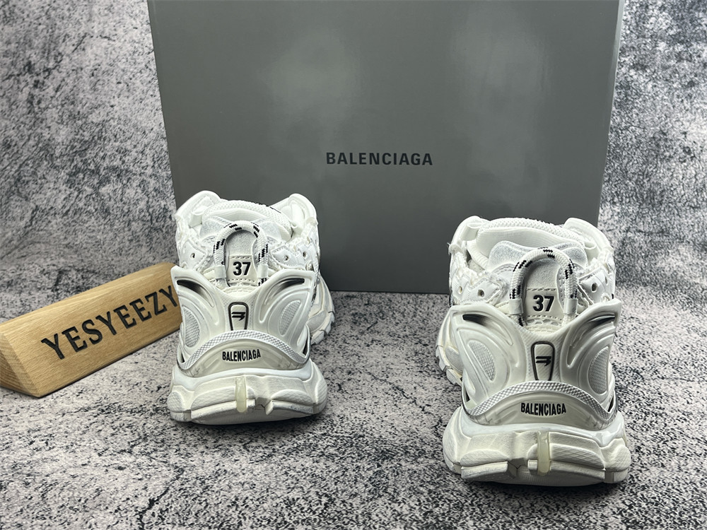 ua Ba1en*iaga runner sneaker