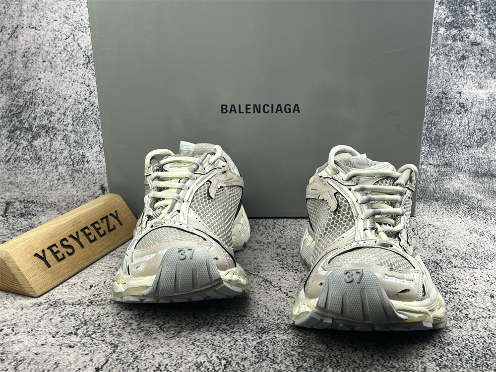 ua Ba1en*iaga stapler sneakers