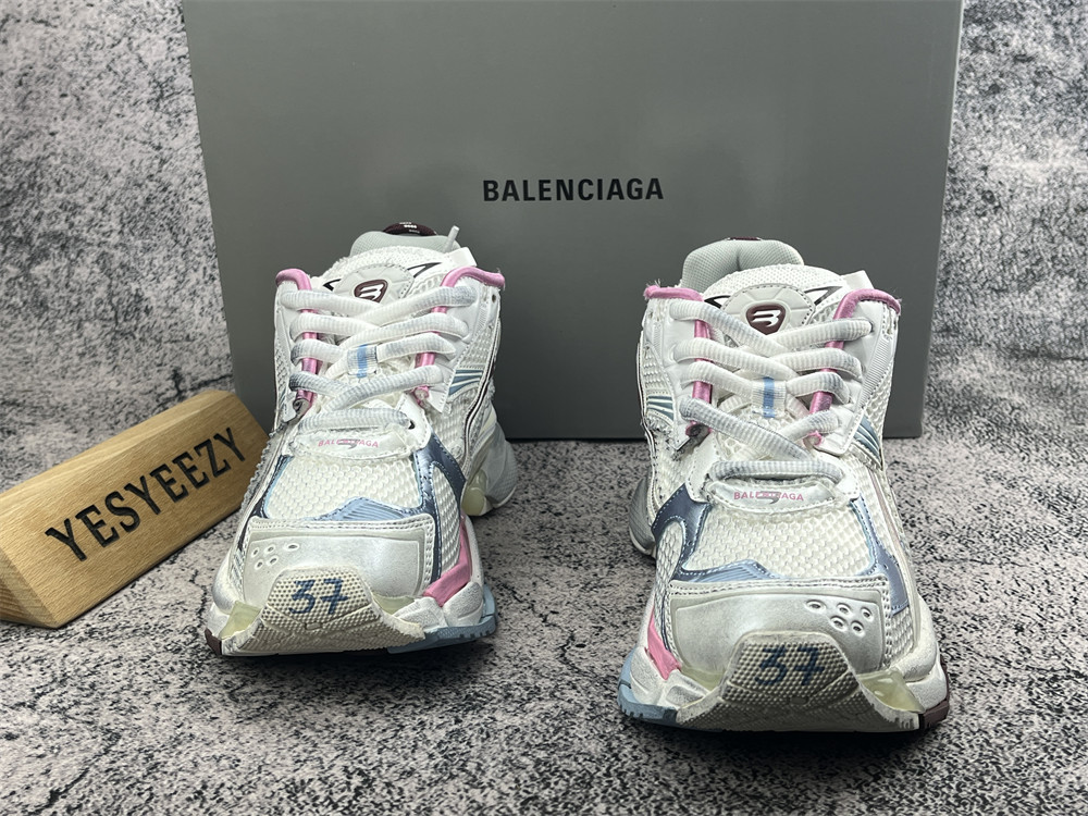 ua Ba1en*iaga runner sneaker