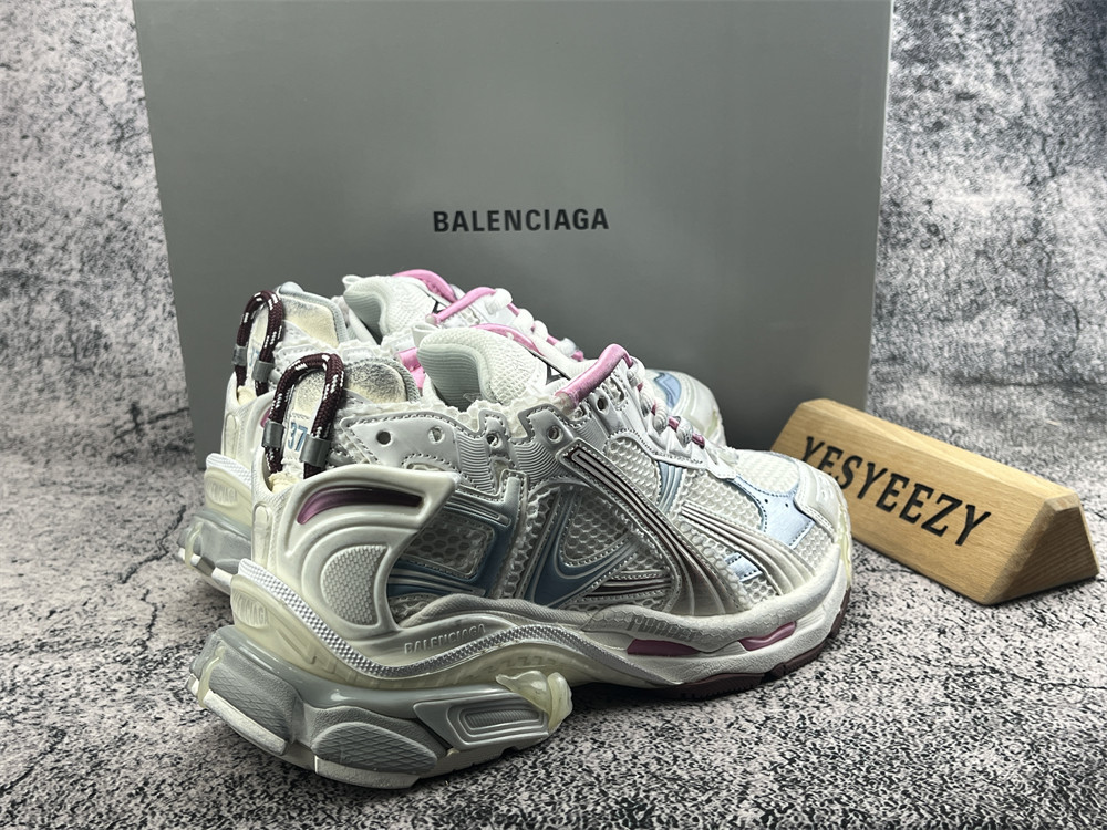 ua Ba1en*iaga runner sneaker