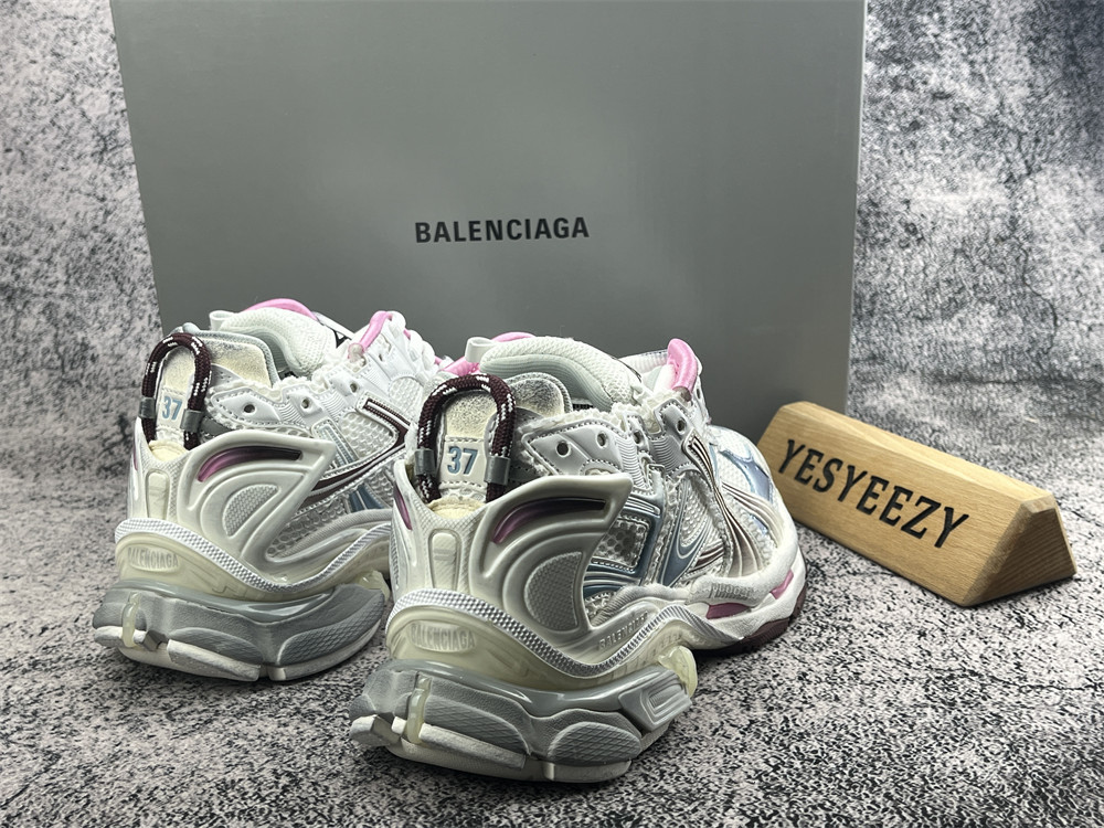 ua Ba1en*iaga runner sneaker