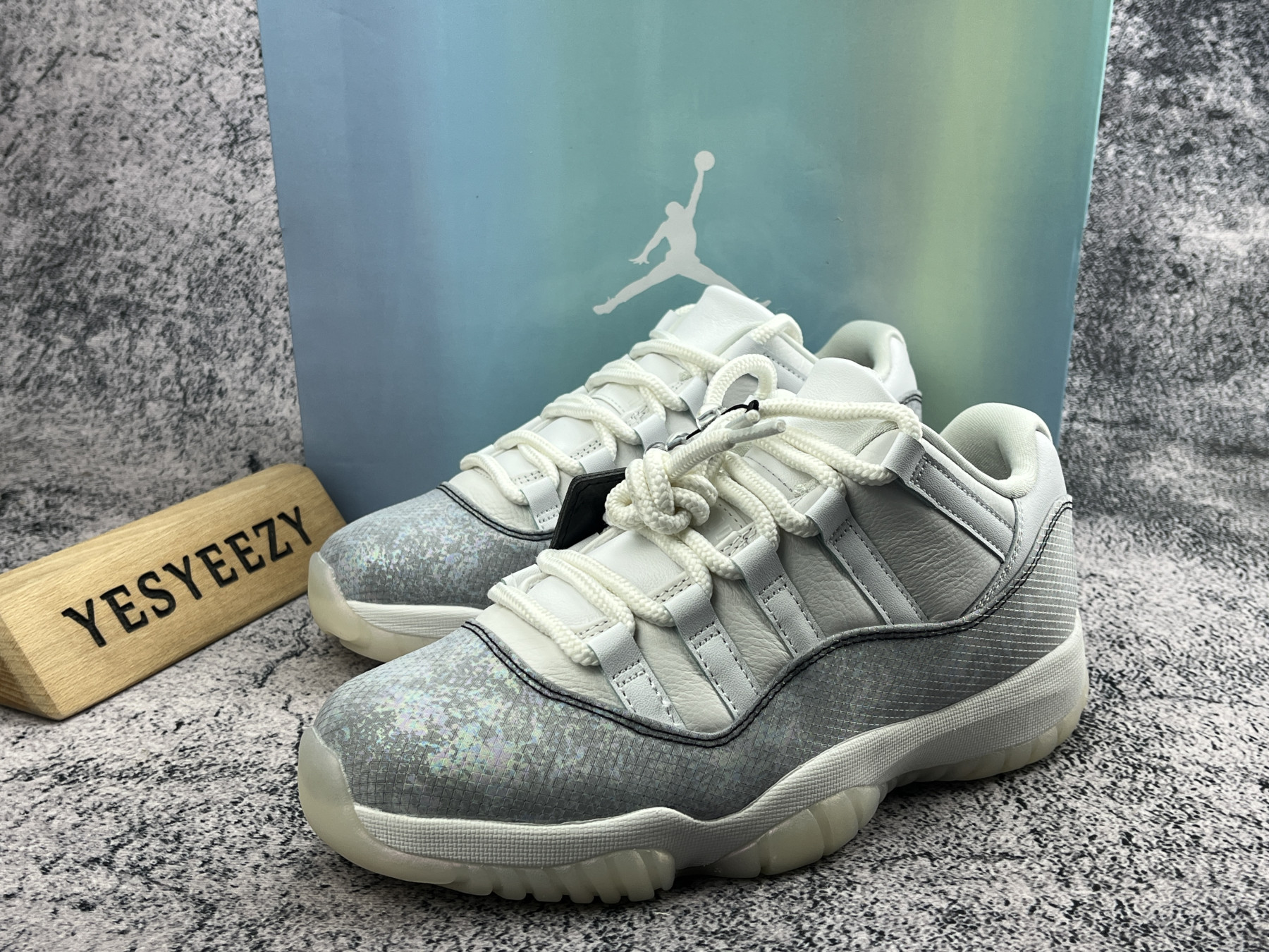 UA AIR JORDAN 11 RETRO LOW