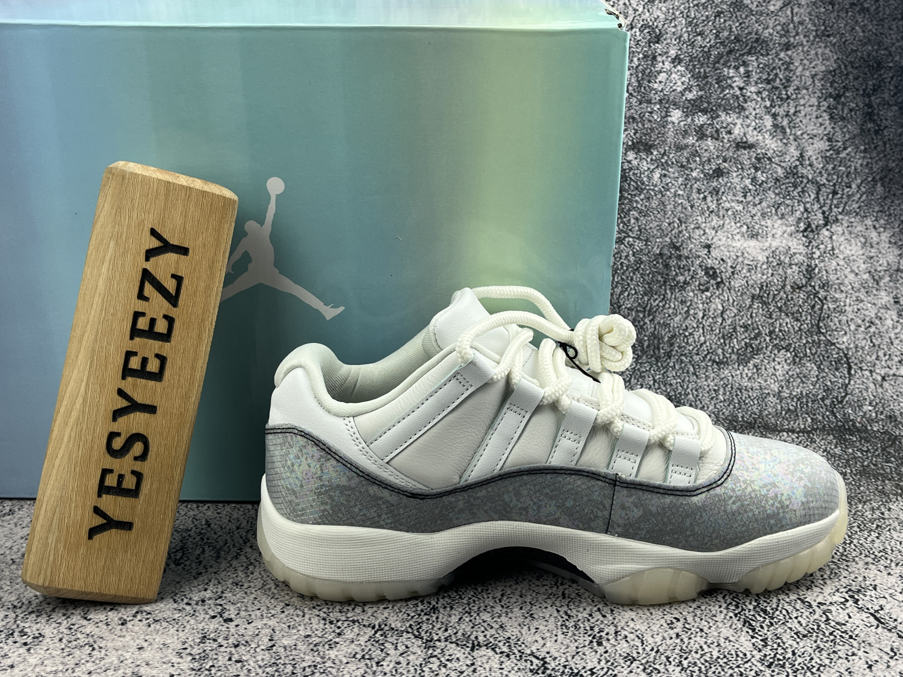 UA AIR JORDAN 11 RETRO LOW