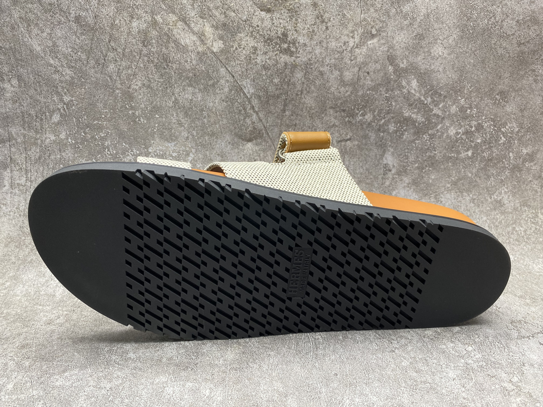 UA H**me5 Chypre Sandal