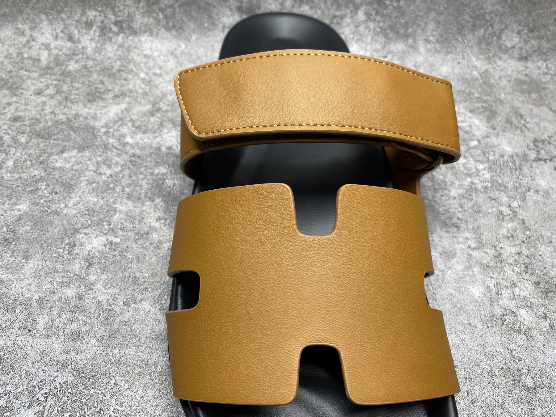 UA H**me5 Chypre Sandal