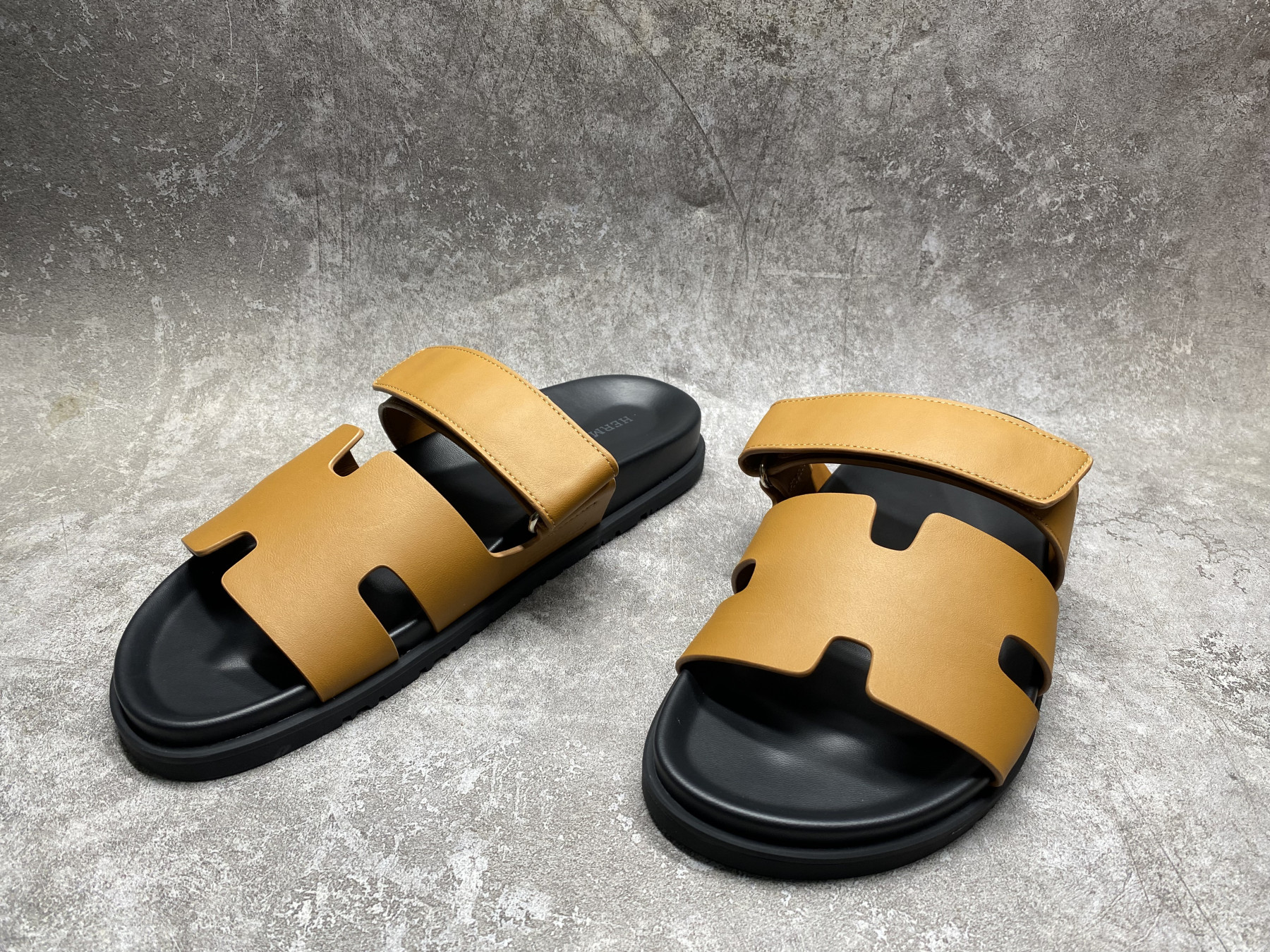 UA H**me5 Chypre Sandal