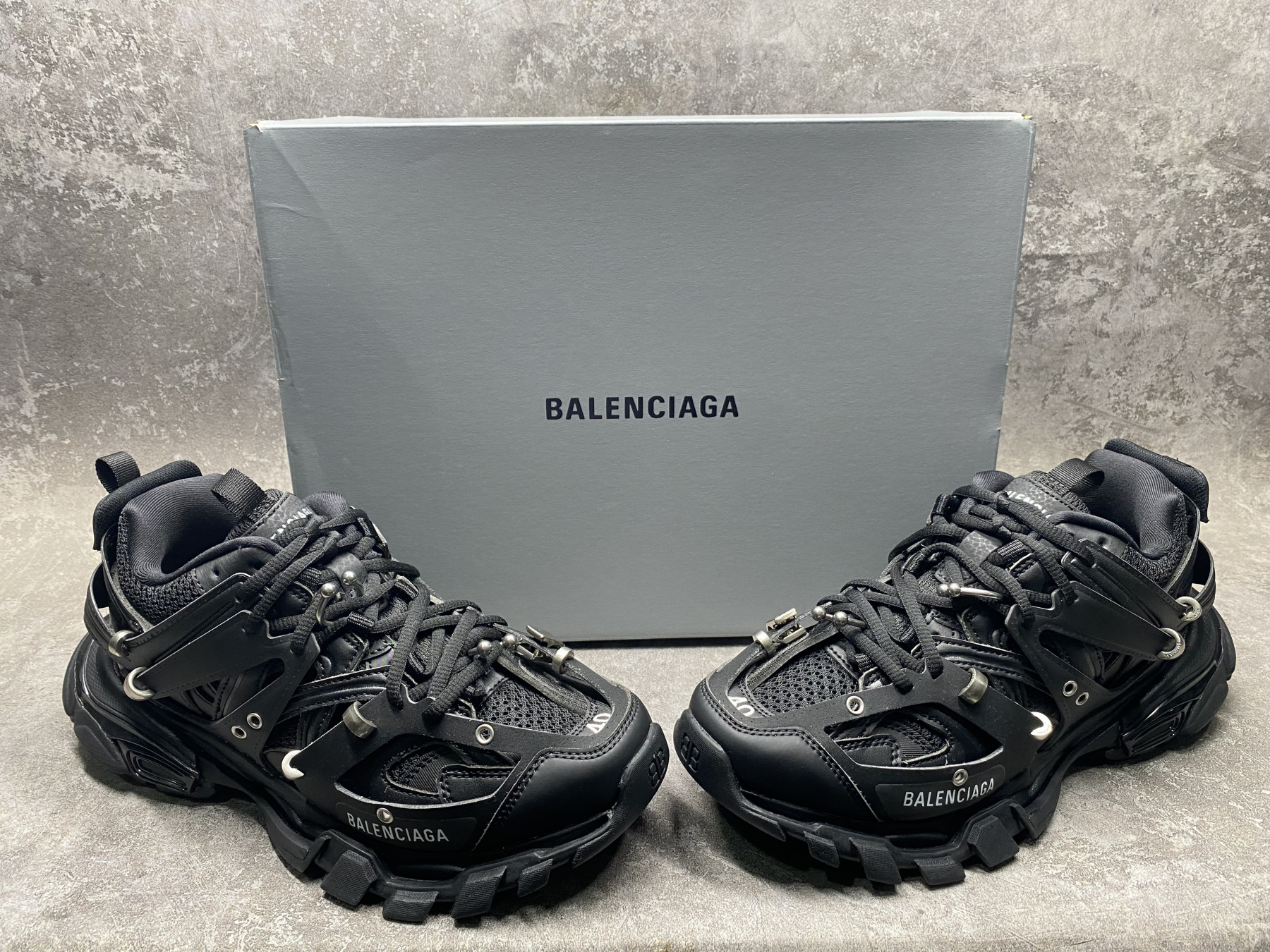 ua Ba1en*iaga track sneaker