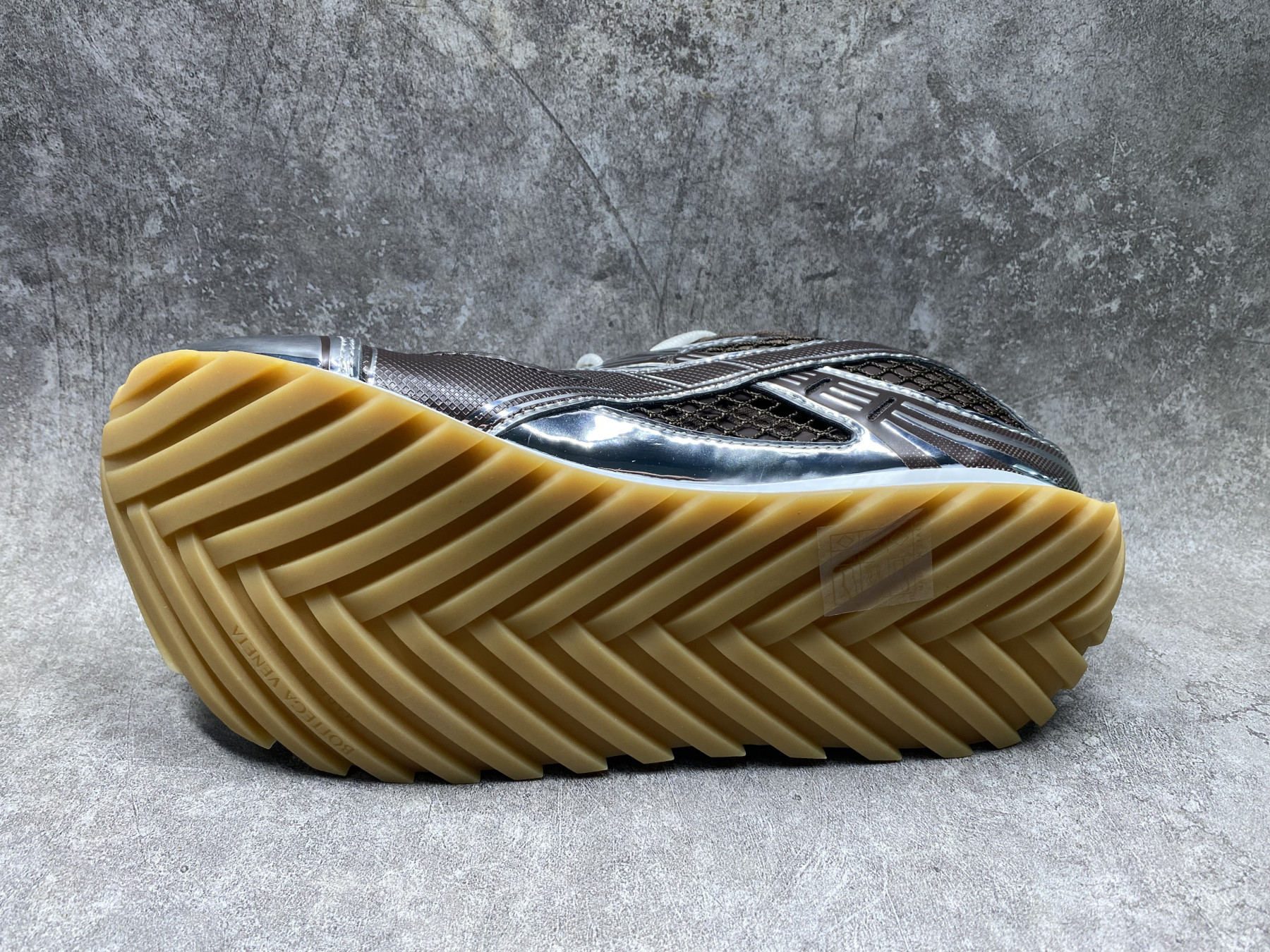 ua b0tt*ga Ven*ta orbit sneaker
