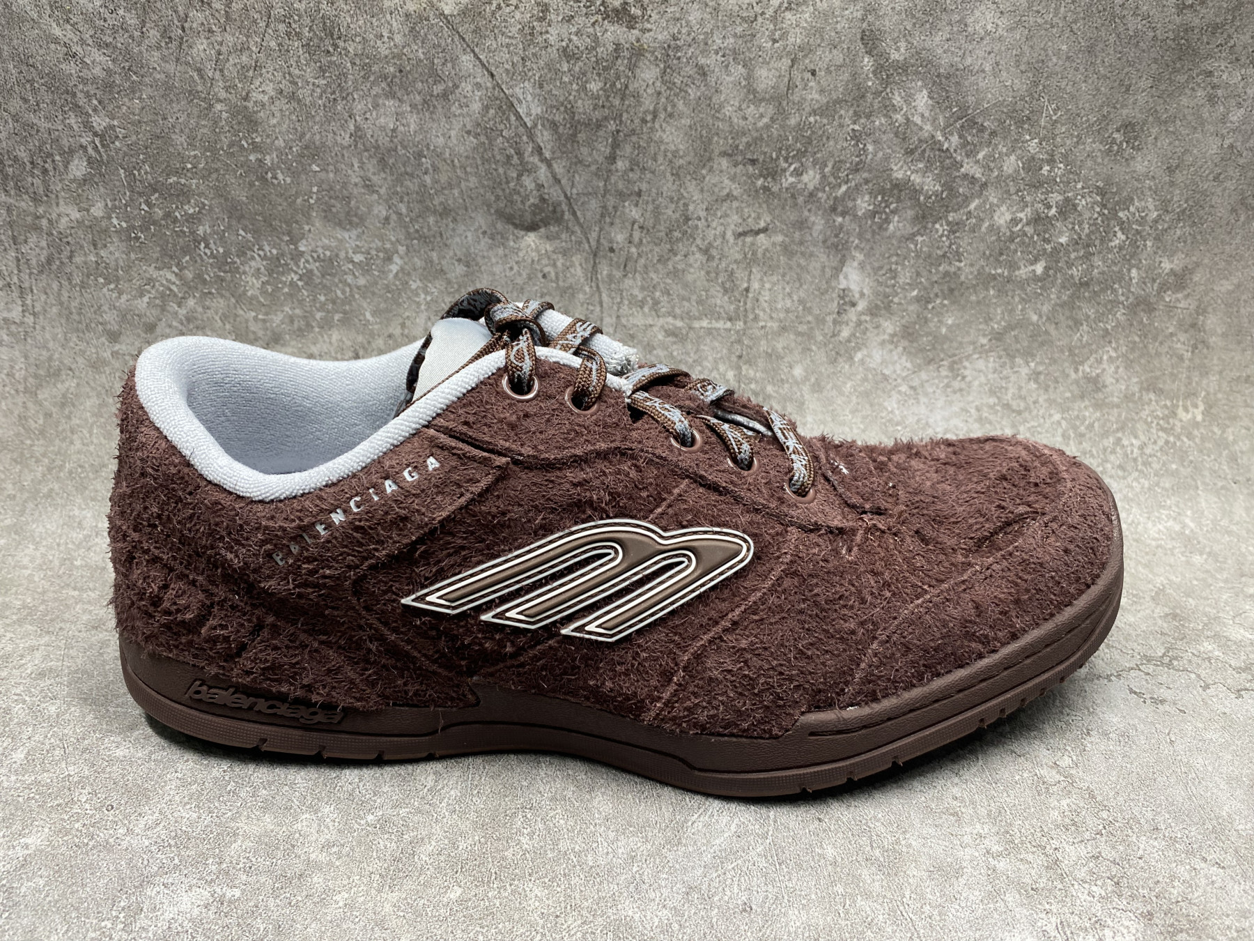 ua Ba1en*iaga hamptons worn-out sneaker (run one size large)