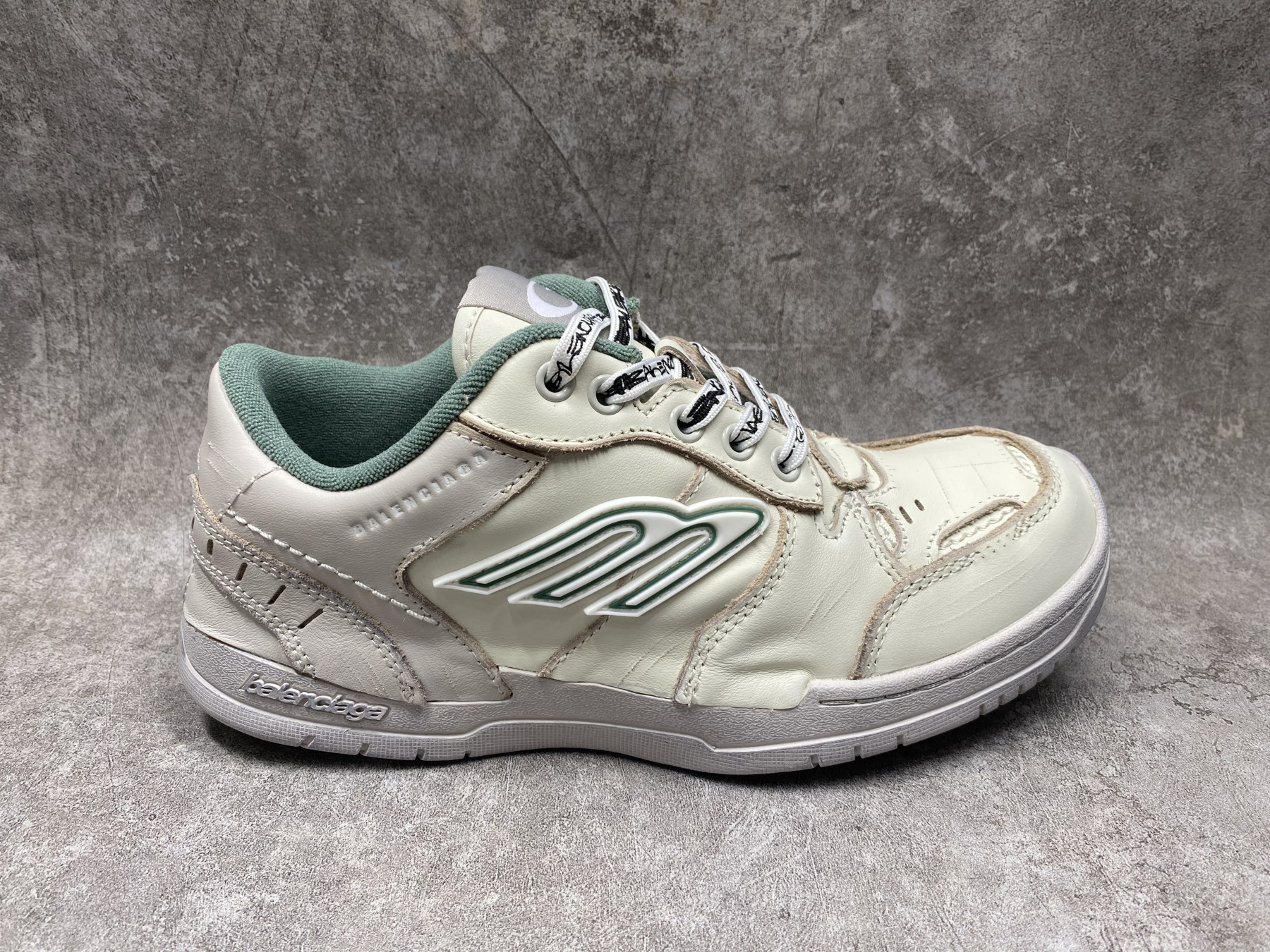 ua Ba1en*iaga hamptons worn-out sneaker (run one size large)