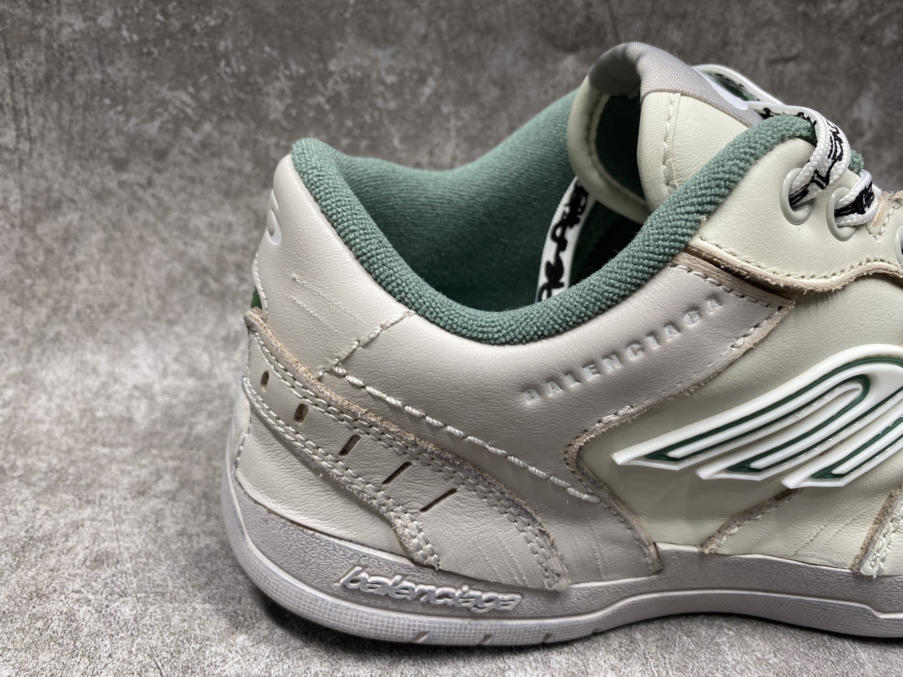 ua Ba1en*iaga hamptons worn-out sneaker (run one size large)