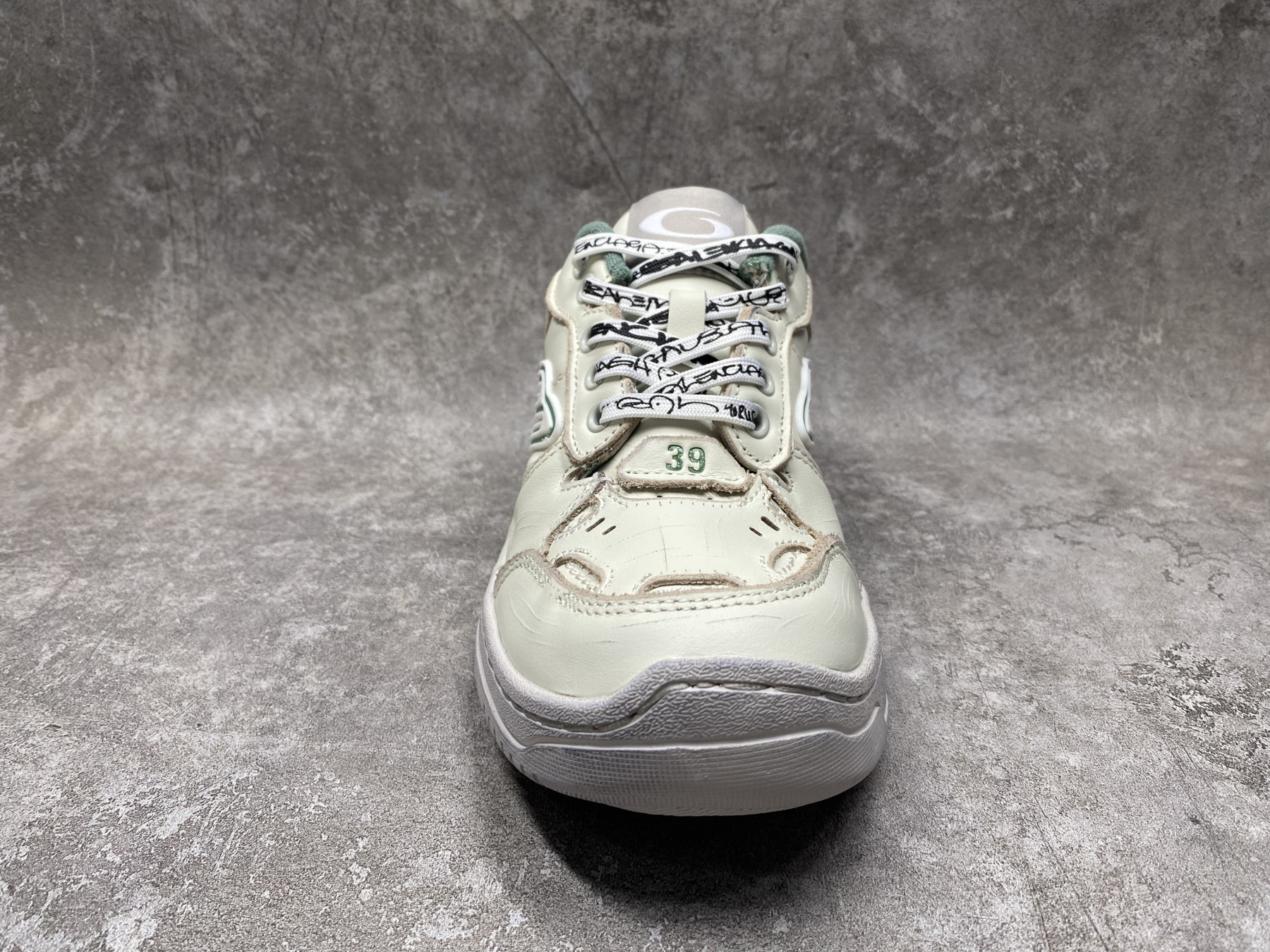 ua Ba1en*iaga hamptons worn-out sneaker (run one size large)
