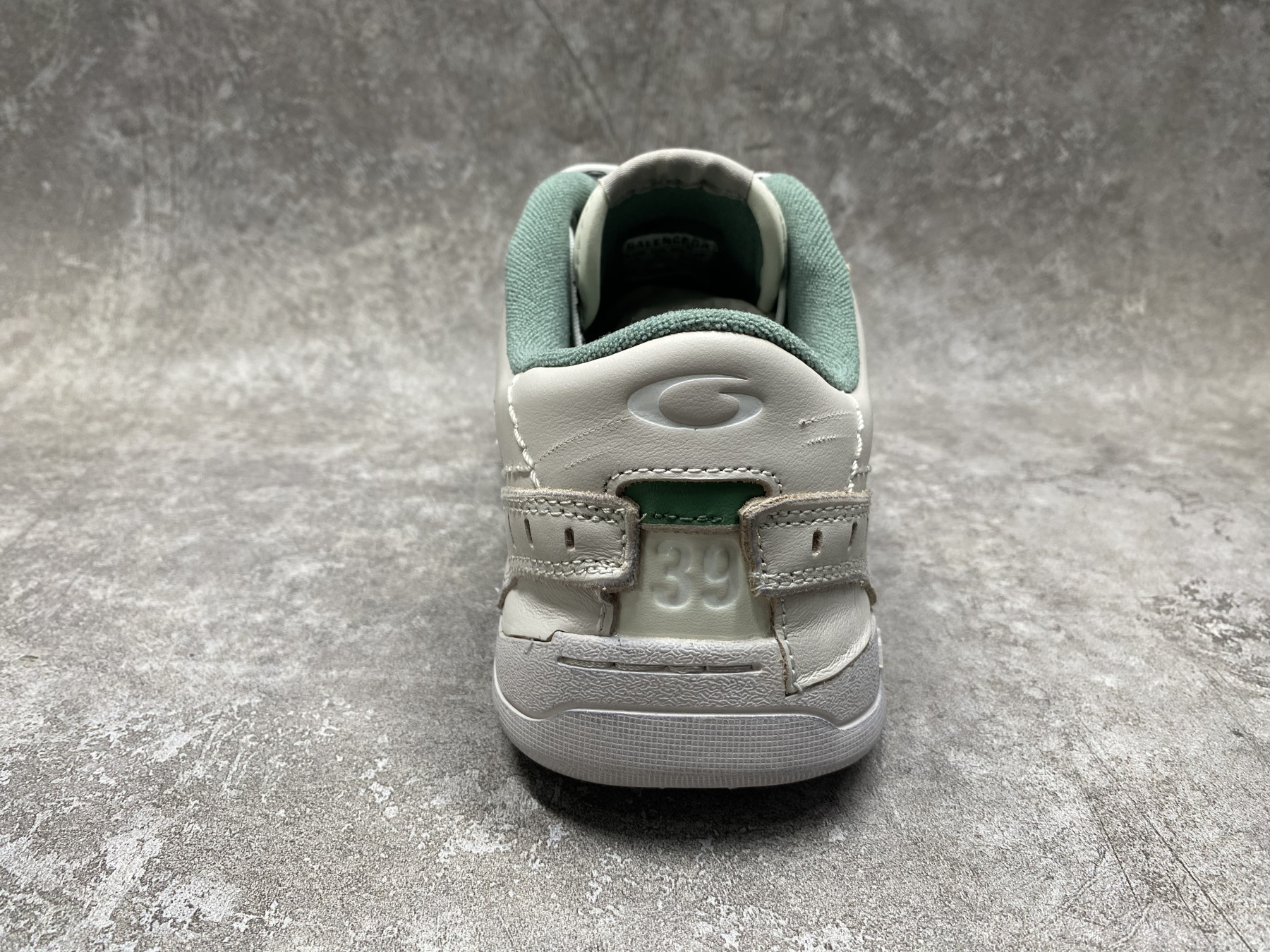 ua Ba1en*iaga hamptons worn-out sneaker (run one size large)