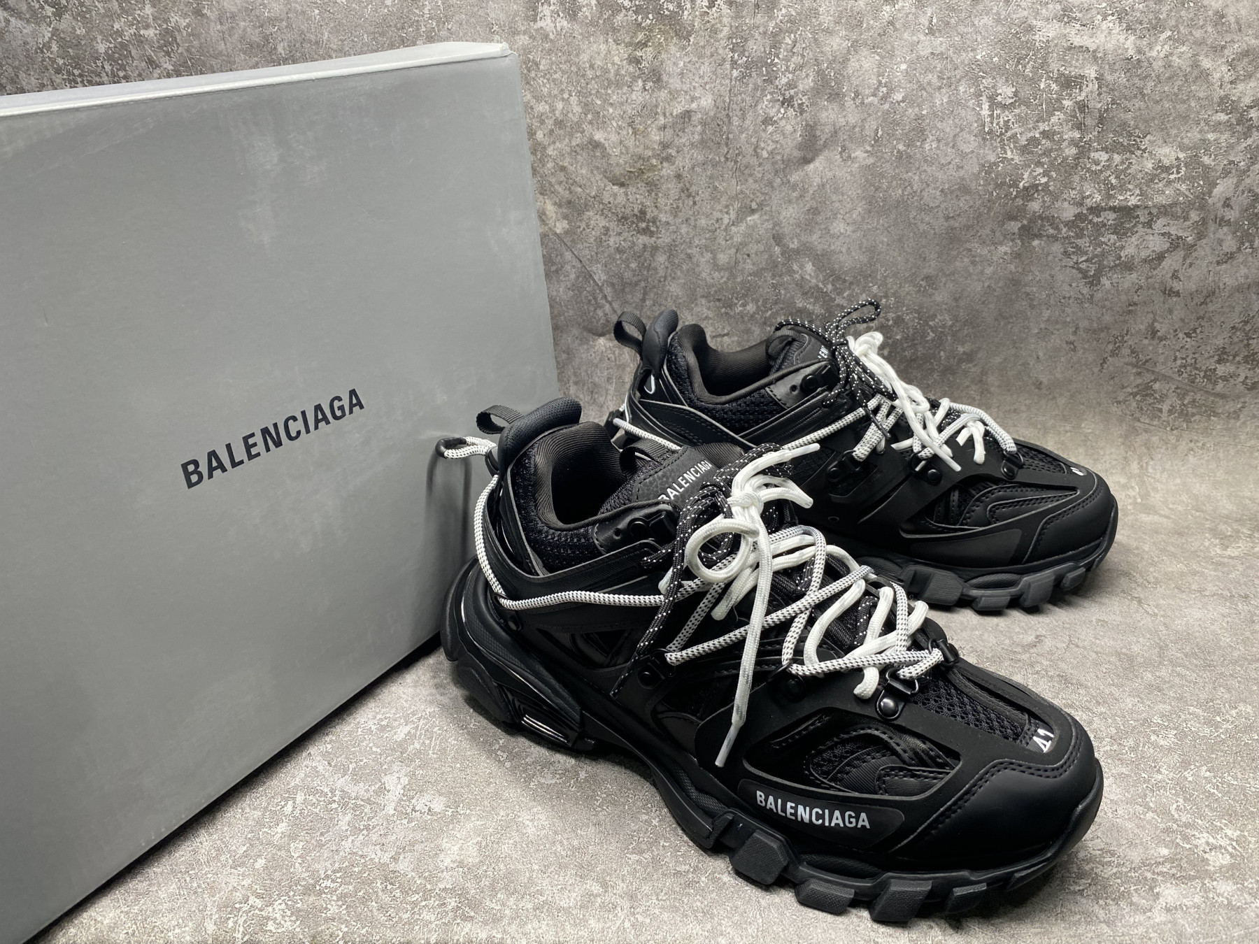 ua Ba1en*iaga track sneaker